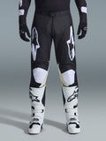 Alpinestars 2026 Racer Air Riway Hose, Motocross-Hose, Schwarz und Weiß, mit markanten weißen Alpinestars-Logos an den Oberschenkeln und Knie-Einsätzen, kombiniert mit weiß-schwarzen Motocross-Stiefeln und schwarzen Handschuhen, athletische Rennpassform für den Offroad-Sport