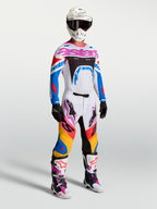 Alpinestars Supertech Dyna Hosen, Motocross-Hosen für Herren, Weiß, Blau und Pink, leichte Stretch-Ripstop-Konstruktion, athletische Passform, getragen mit Rennausrüstung.