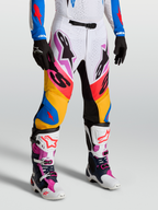 Alpinestars Supertech Dyna Motocross-Hosen am Model, Weiß und Blau, Stretch-Ripstop-Gewebe und Ziegenleder-Kniepaneele.