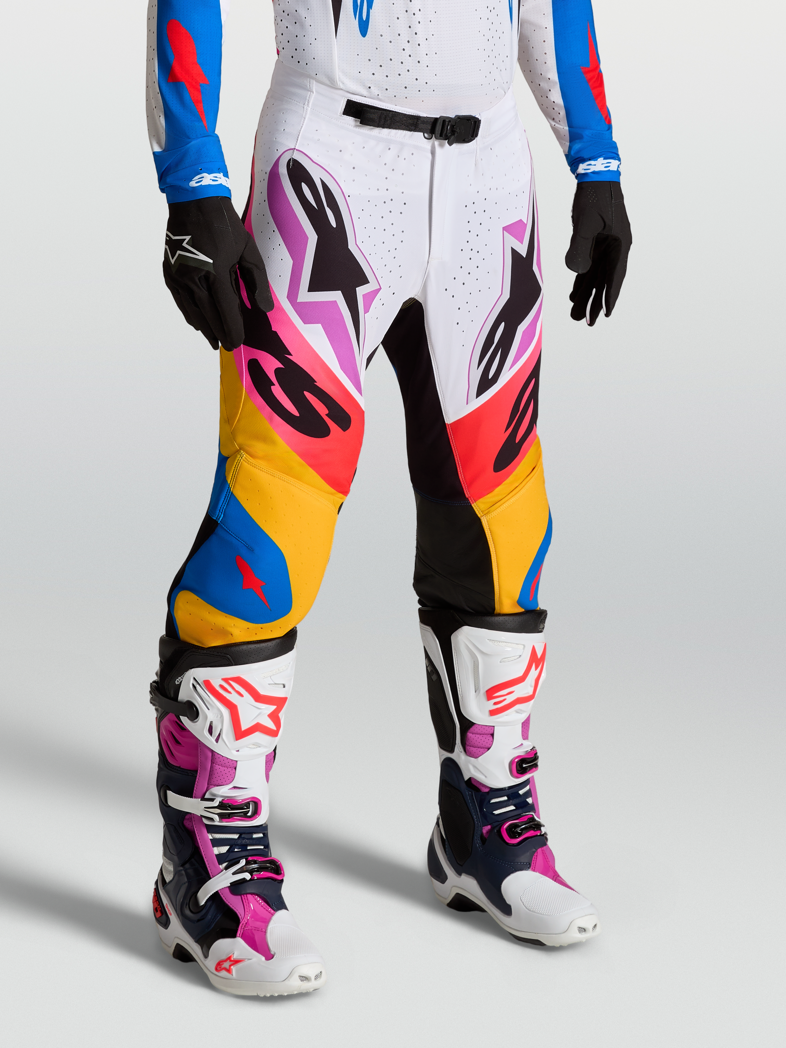 Alpinestars Supertech Dyna Motocross-Hosen am Model, Weiß und Blau, Stretch-Ripstop-Gewebe und Ziegenleder-Kniepaneele.