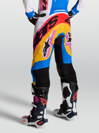 Alpinestars Supertech Dyna Motocross-Hosen, Blau und Weiß mit bunten Grafiken, am Model getragen, belüftete Rennpassform mit Tech-Air-Ready-Konstruktion für überlegene Offroad-Performance.
