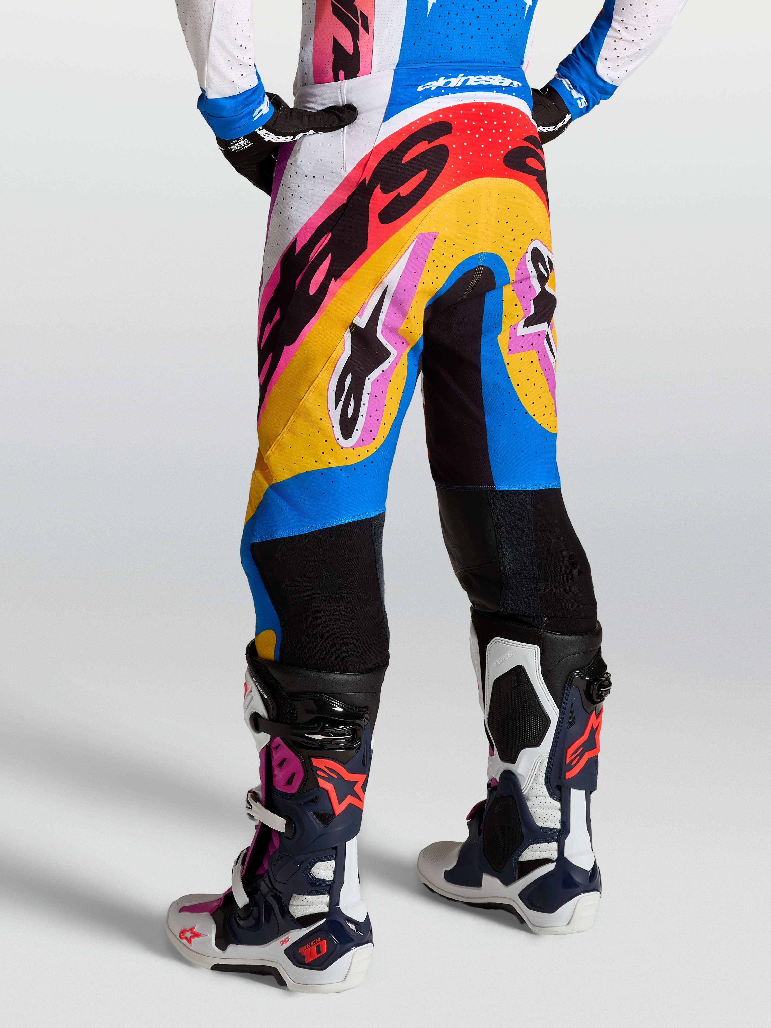 Alpinestars Supertech Dyna Motocross-Hosen, Blau und Weiß mit bunten Grafiken, am Model getragen, belüftete Rennpassform mit Tech-Air-Ready-Konstruktion für überlegene Offroad-Performance.