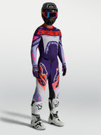 Alpinestars Supertech Dyna Hose für Herren, Lila und Pink Fluo, MX-Hose mit passendem Trikot und weißen Motorradstiefeln.