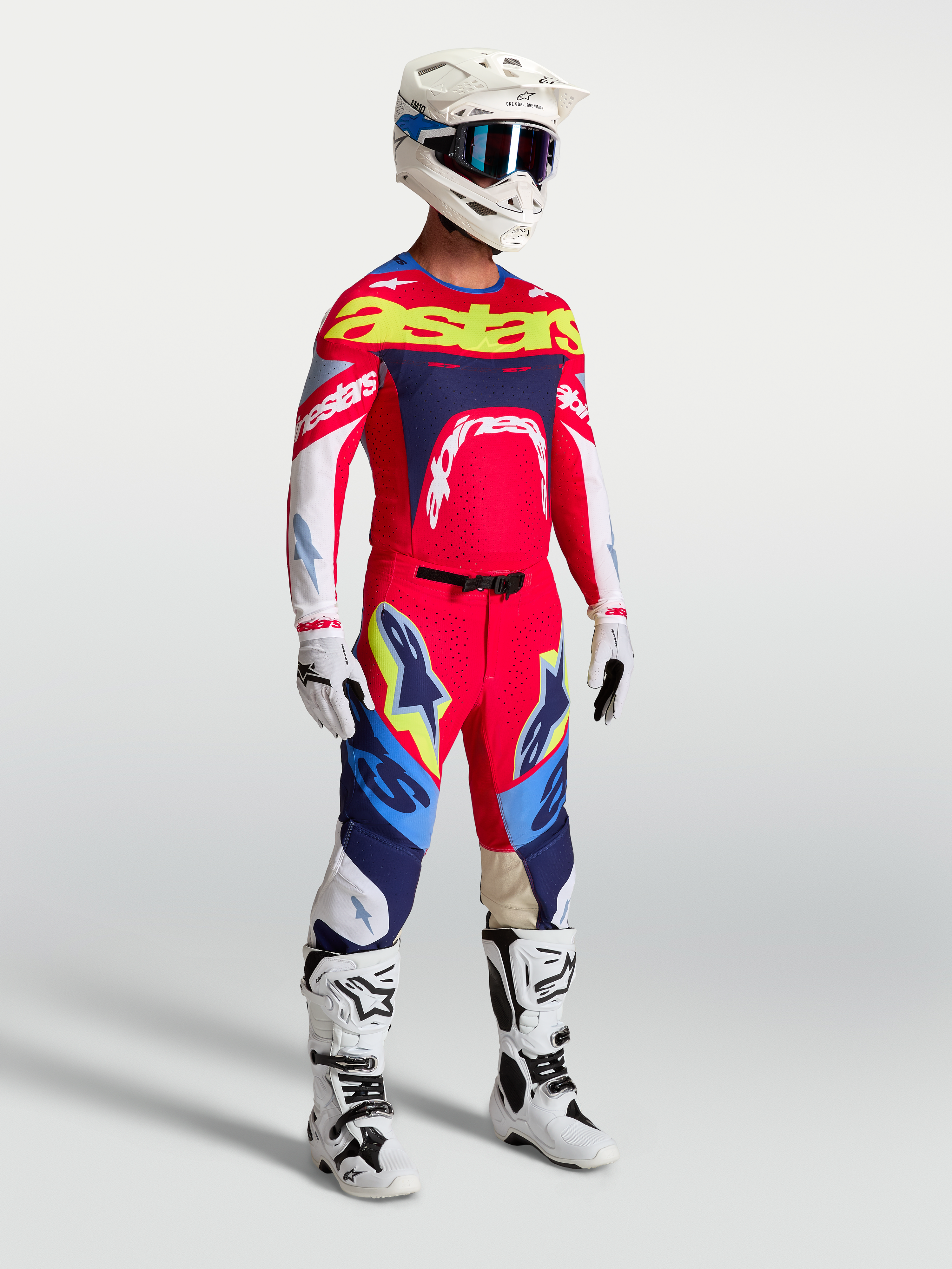 Alpinestars Supertech Dyna Hose, Motocross-Ausrüstung, Herren, Feuerrot und Marineblau, mit Renntrikot und weißen Stiefeln.