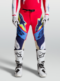 Alpinestars Supertech Dyna Hose, Motocross-Hose f61r Herren, Rot und Blau mit gelben Akzenten, getragen mit wei62en Stiefeln und Handschuhen, SX1 Magnetverschluss und Ziegenleder-Kniepanels