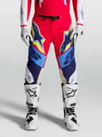 Alpinestars Supertech Dyna Hose, Motocross-Hose f61r Herren, Rot und Blau mit gelben Akzenten, getragen mit wei62en Stiefeln und Handschuhen, SX1 Magnetverschluss und Ziegenleder-Kniepanels
