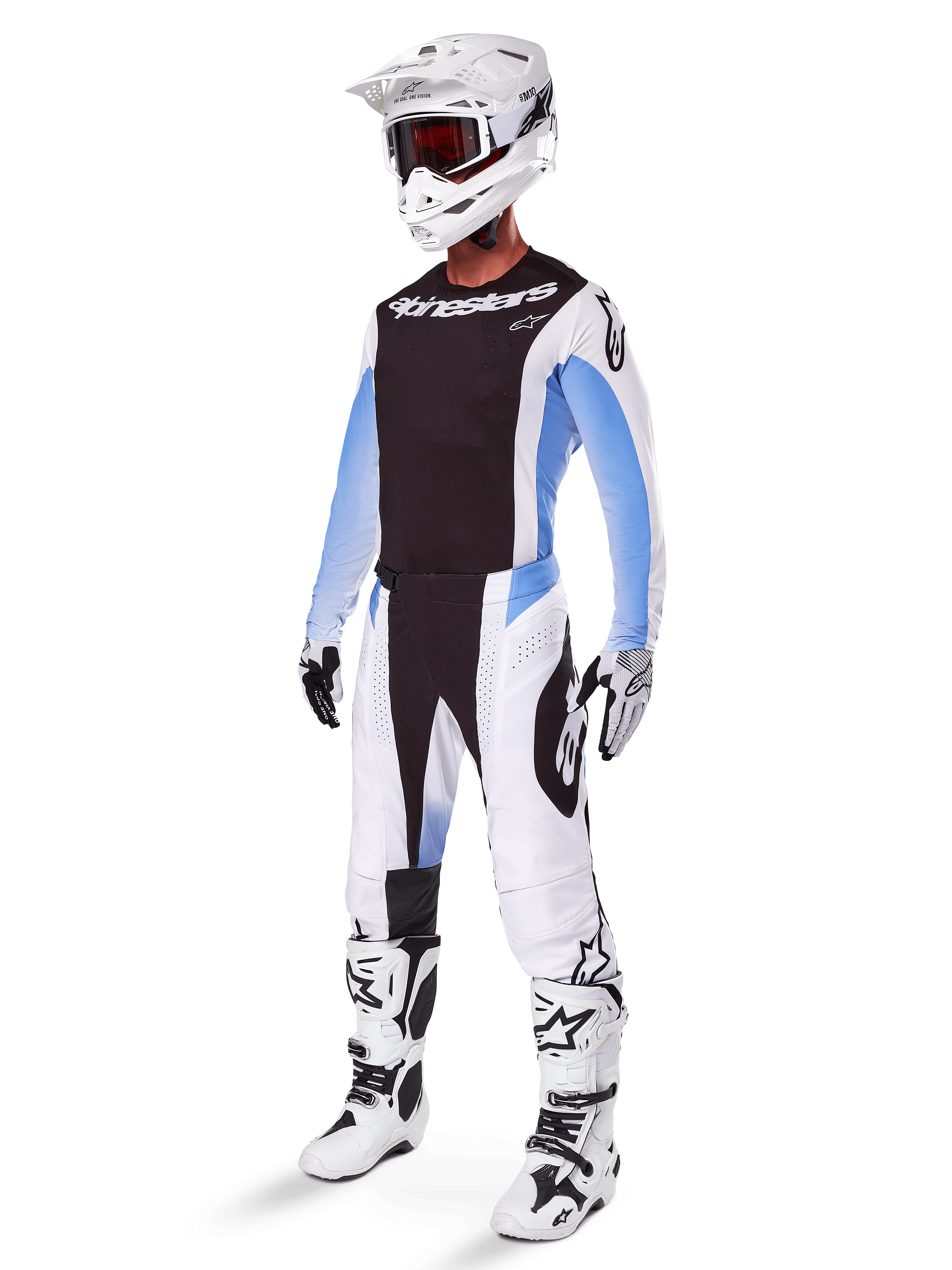 Motocross-Fahrer in Alpinestars 2025 Techstar Melt Hose, weiß-schwarze Motocross-Ausrüstung mit hellblauen Akzenten, passendes Trikot und Handschuhe, weißer Helm und Brille, weiß-schwarze Rennstiefel, professionelle Offroad-Ausrüstung