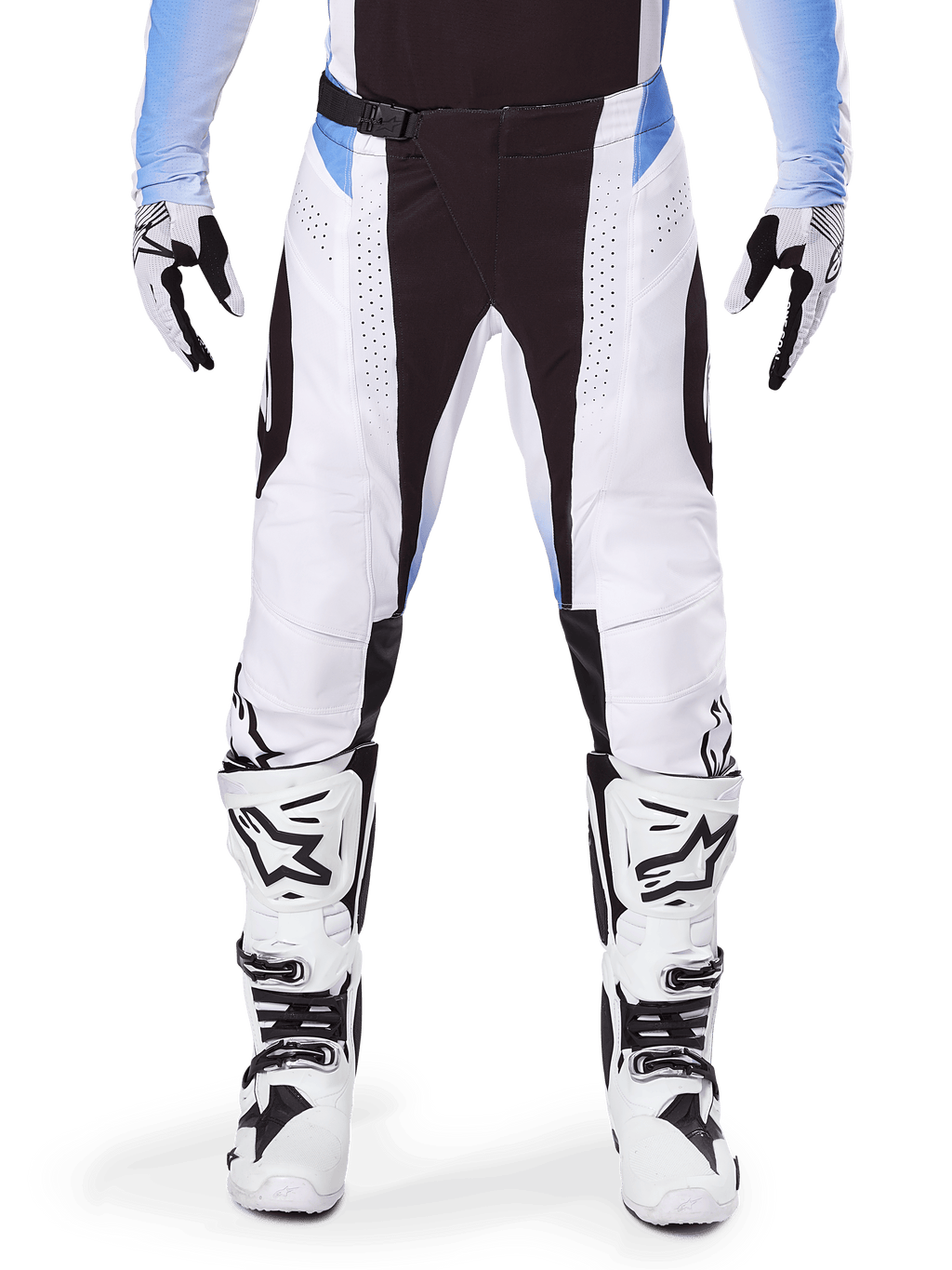 Alpinestars 2025 Techstar Melt Hose, Motocross-Hose, Weiß und Schwarz mit hellblauen Akzenten, getragen mit passenden weißen und schwarzen Stiefeln und Handschuhen, mit lasergeschnittenen Perforationen und Hochleistungs-Renndesign.