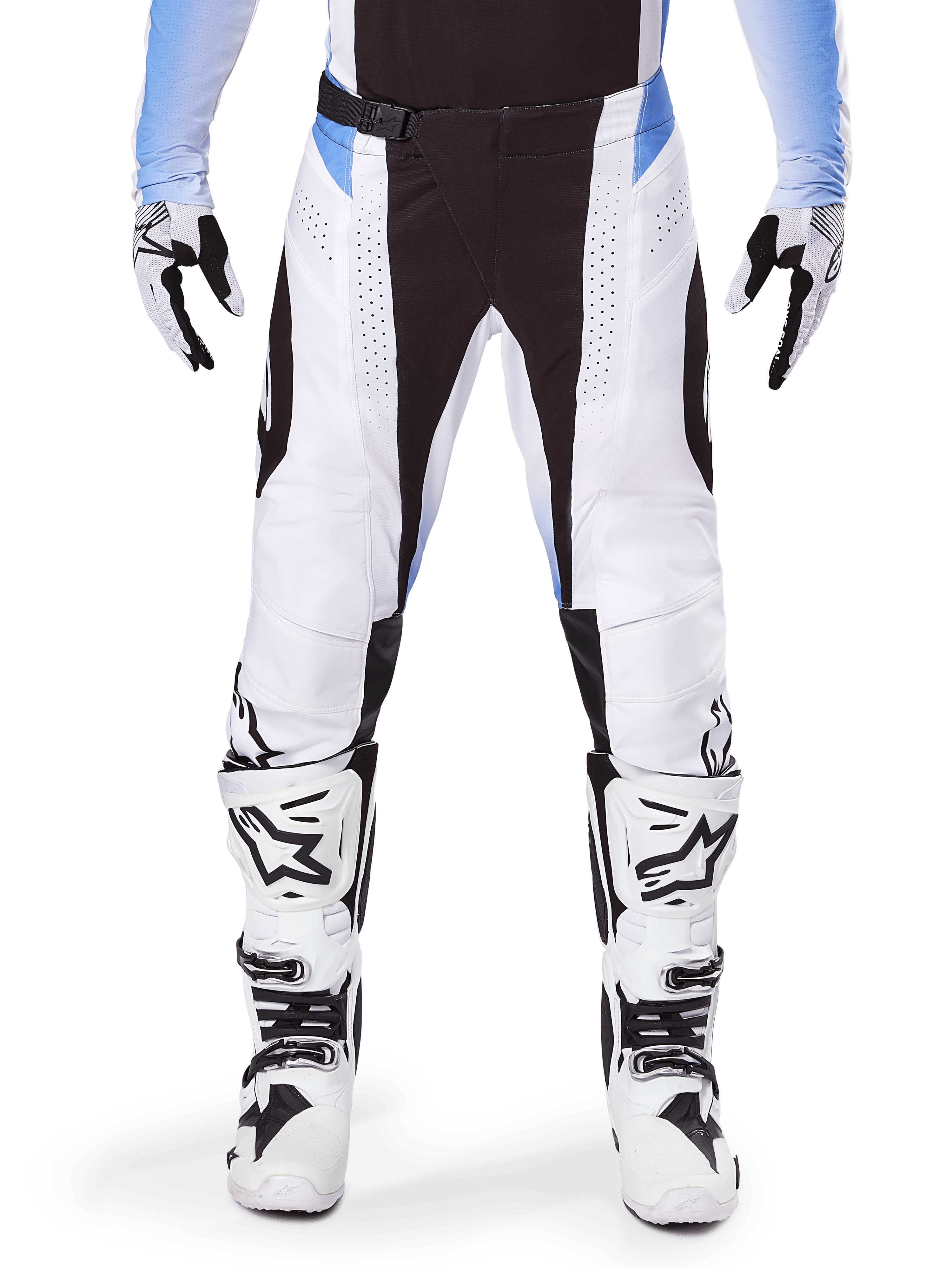 Alpinestars 2025 Techstar Melt Hose, Motocross-Hose, Weiß und Schwarz mit hellblauen Akzenten, getragen mit passenden weißen und schwarzen Stiefeln und Handschuhen, mit lasergeschnittenen Perforationen und Hochleistungs-Renndesign.