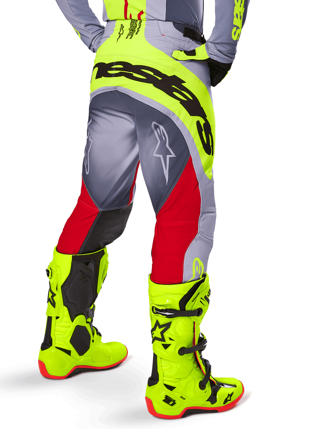 Alpinestars 2025 Techstar Melt Hose, Motocross-Hose, Hellrot und Grau mit fluoreszierendem Gelb, Rückansicht mit schwarzem Alpinestars-Logo auf dem Gesäß, kombiniert mit passenden leuchtend gelben Stiefeln, entwickelt für Offroad-Performance