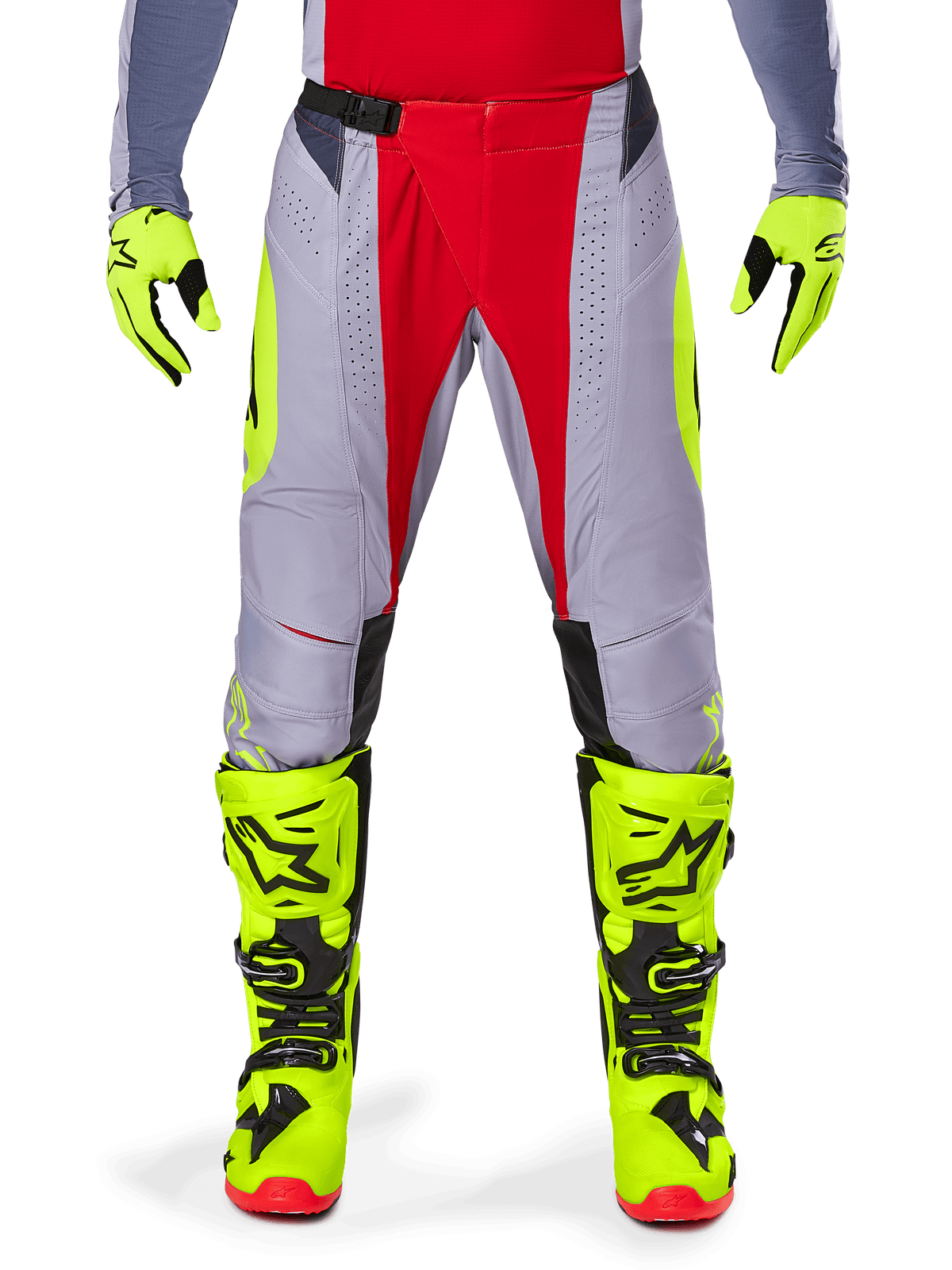 Alpinestars 2025 Techstar Melt Hose, Motocross-Hose, Hellrot-Grau, mit grauem Chassis, roten Mitteleinsätzen und neongelben Seitenakzenten, lasergeschnittene Perforationen zur Belüftung, getragen mit neongelben Handschuhen und Stiefeln, Hochleistungsausrüstung für Offroad-Rennsport