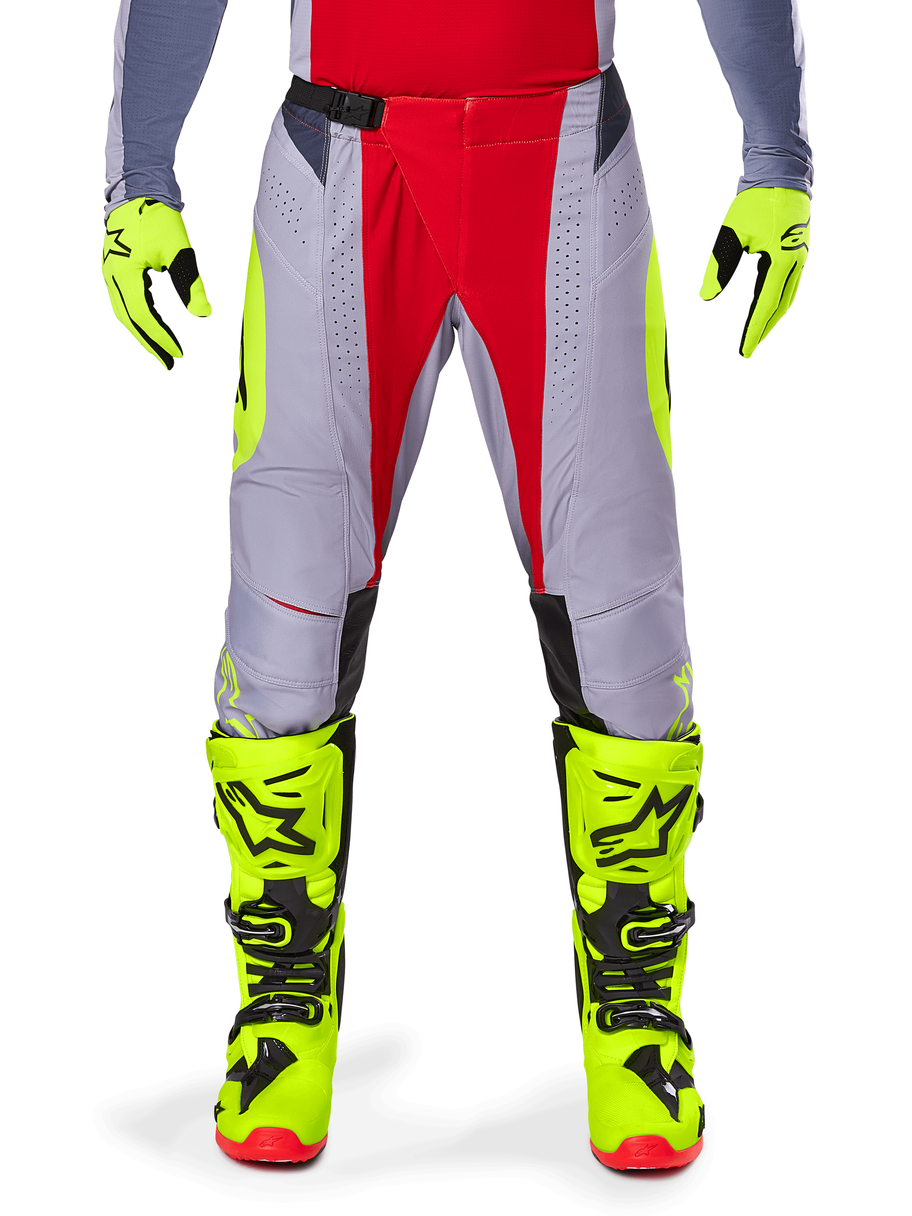 Alpinestars 2025 Techstar Melt Hose, Motocross-Hose, Hellrot-Grau, mit grauem Chassis, roten Mitteleinsätzen und neongelben Seitenakzenten, lasergeschnittene Perforationen zur Belüftung, getragen mit neongelben Handschuhen und Stiefeln, Hochleistungsausrüstung für Offroad-Rennsport