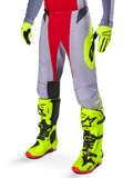 Alpinestars 2025 Techstar Melt Hose, Motocross-Hose, Hellrot und Grau, mit neongelben Seitengrafiken und schwarzen Knieeinsätzen, kombiniert mit passenden neongelben Stiefeln und Handschuhen, entwickelt für wettbewerbsorientierte Offroad-Performance