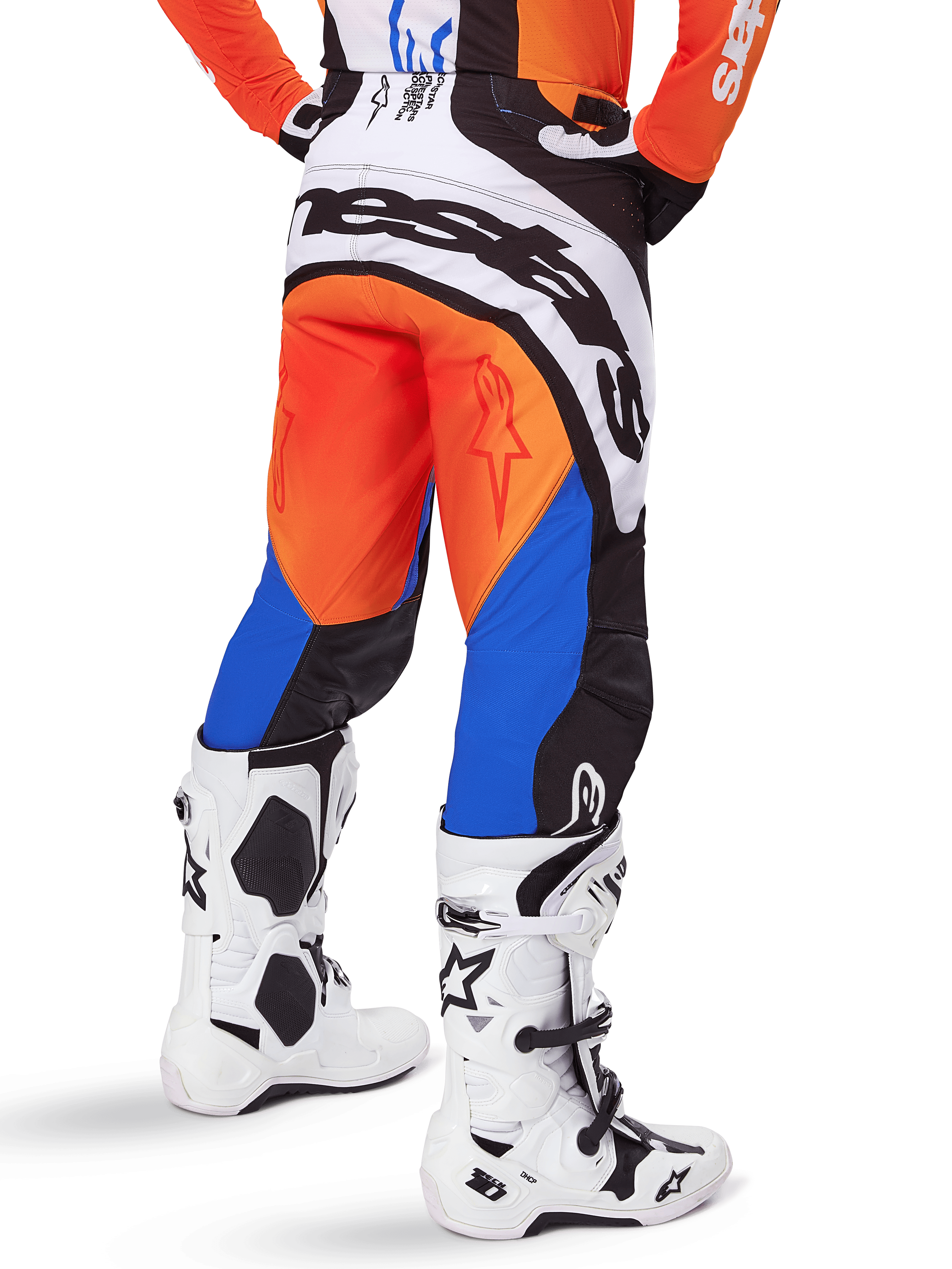 Alpinestars 2025 Techstar Melt Hose, Motocross-Hose, Orange und Blau, Rückansicht mit großem weißem Branding am Gesäß, getragen mit passendem orangefarbenem Jersey und weißen Tech 10 Stiefeln, strapazierfähige Offroad-Rennausrüstung