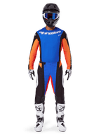 Motocross-Fahrer in kompletter Rennausrüstung, Alpinestars 2025 Techstar Melt Gear Set, Blau und Orange, blaues Trikot mit orangen Ärmeln, passende Hose mit weißen Logos, schwarzer Helm mit blauer Brille, weiß-schwarze Stiefel und Handschuhe, abgestimmtes Outfit für den Offroad-Rennsport