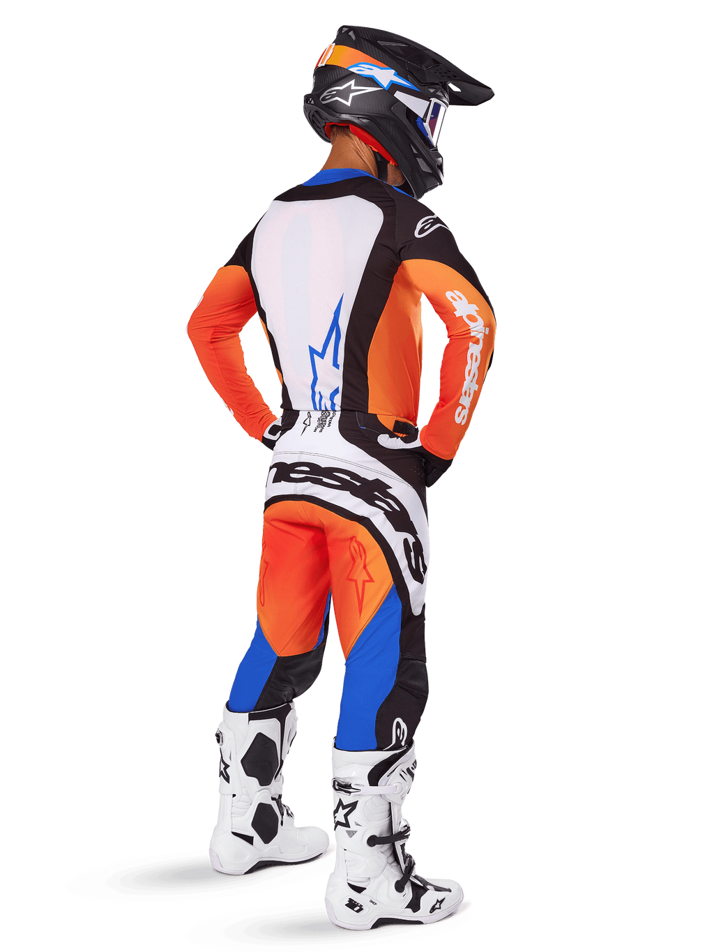 Motocross-Fahrer in der Rückansicht im Alpinestars 2025 Techstar Melt Gear Set, orange-blaues Trikot mit weißem Rückenteil und passender Hose, großes weißes Branding, schwarzer Motocross-Helm und weiße Rennstiefel.