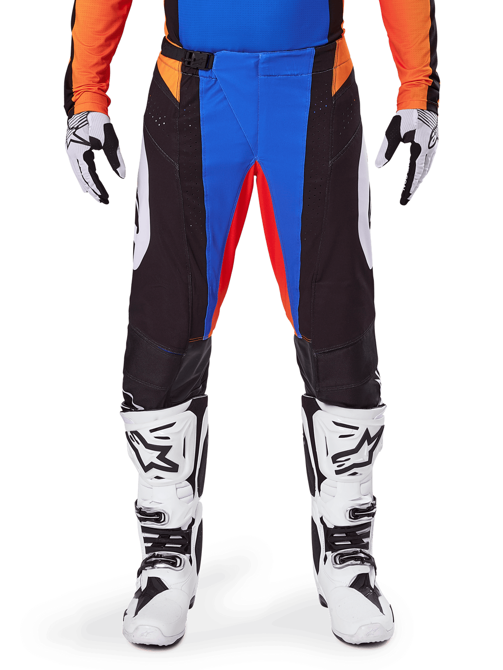 Alpinestars 2025 Techstar Melt Motocross-Hose, Orange und Blau, getragen mit passendem Trikot und weißen Stiefeln, mit schwarzen Einsätzen und leuchtend blauen sowie orangen Akzenten, perforiert für Belüftung, athletische Race-Passform für Offroad-Performance.