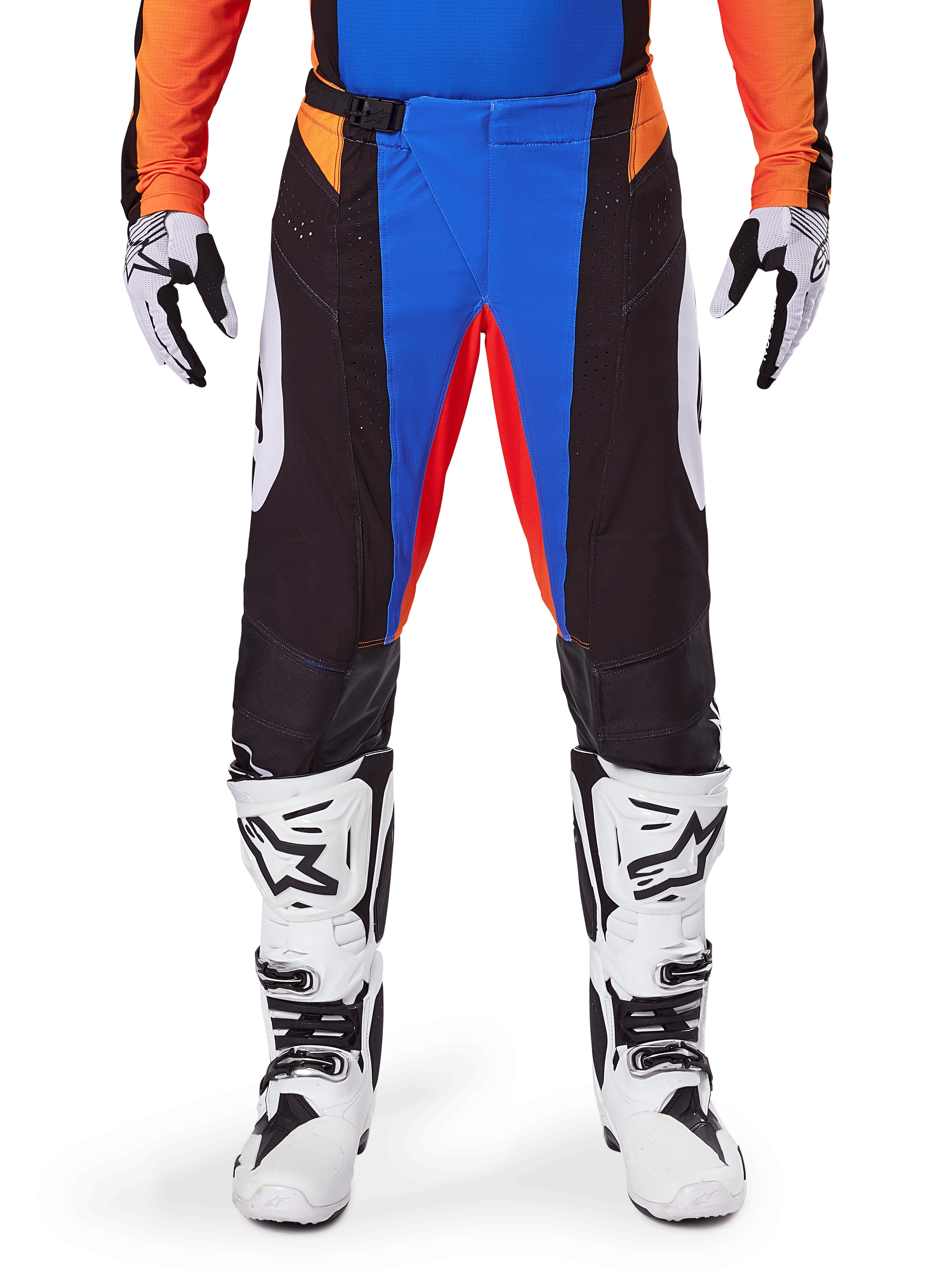 Alpinestars 2025 Techstar Melt Motocross-Hose, Orange und Blau, getragen mit passendem Trikot und weißen Stiefeln, mit schwarzen Einsätzen und leuchtend blauen sowie orangen Akzenten, perforiert für Belüftung, athletische Race-Passform für Offroad-Performance.