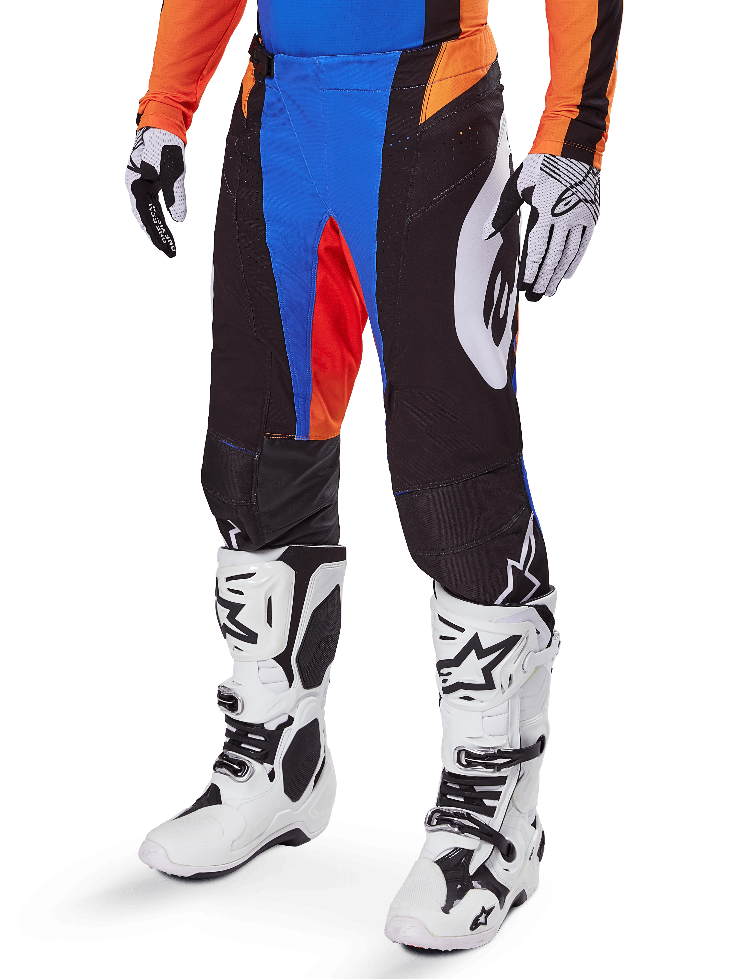 Alpinestars 2025 Techstar Melt Hose, Motocross-Hose, Schwarz mit blauen und orangefarbenen Akzenten, getragen mit weißen Stiefeln und passendem Trikot, mit strapazierfähigem Schutzmaterial und sportlichem Renn-Design