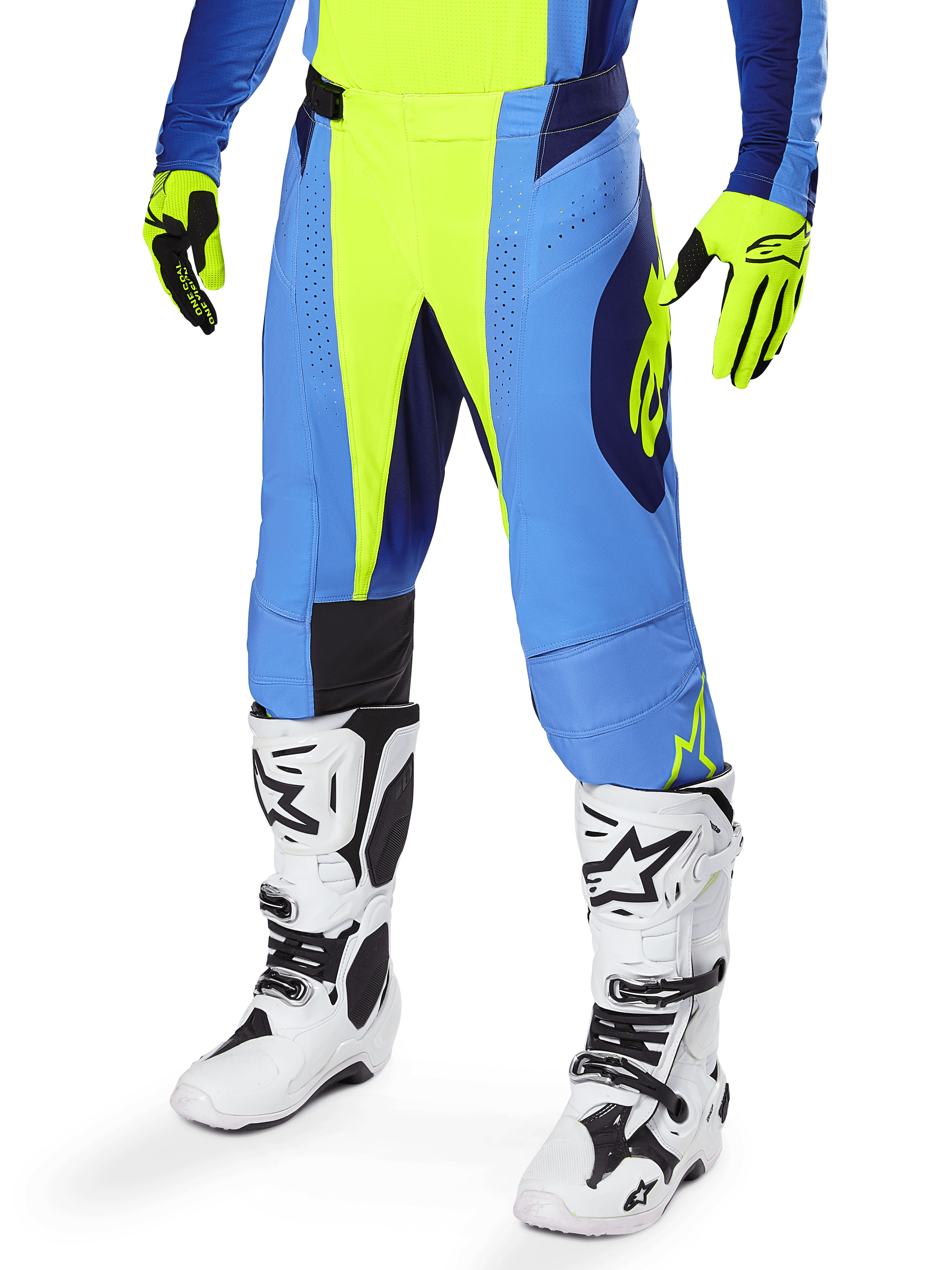 Alpinestars 2025 Techstar Melt Hose, Motocross-Hose, Gelb Fluo Blau, getragen mit passenden gelben und blauen Handschuhen und weißen Motocross-Stiefeln, mit ergonomischem Schnitt und Belüftung für erstklassige Offroad-Performance.
