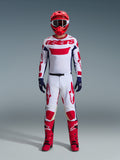 Motocross-Fahrer im Alpinestars 2026 Racer Riway Gear Set, weißes Trikot mit rotem „astars“-Branding und blauen Seiteneinsätzen, weiße Hose mit roten Grafiken, roter Helm und rote Stiefel, dunkelblaue Handschuhe, komplettes abgestimmtes Motocross-Outfit