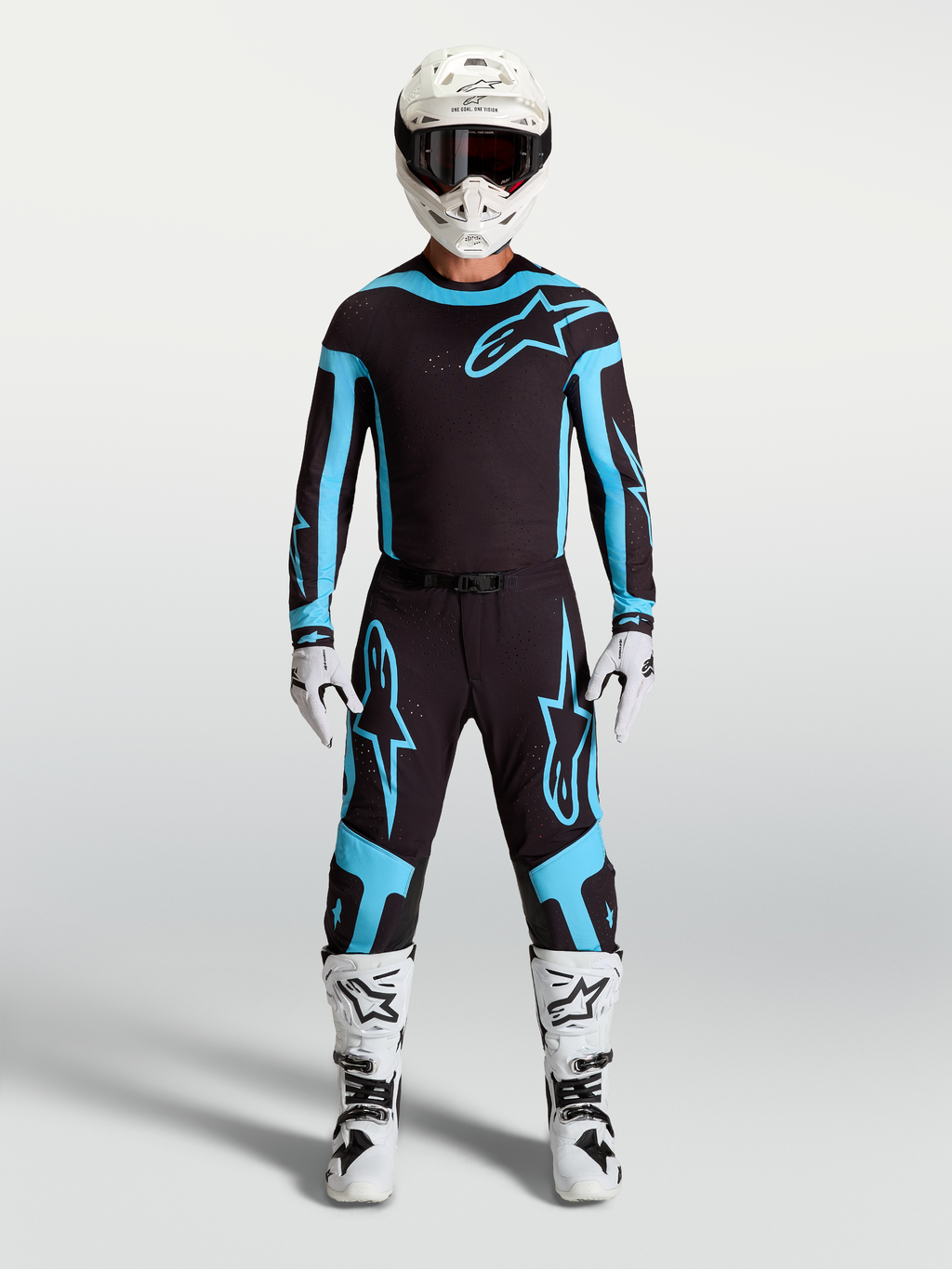 Alpinestars Supertech Vesta Hose, Motocross-Hose für Herren in Schwarz und Türkis, leichte Stretch-Konstruktion am Model.