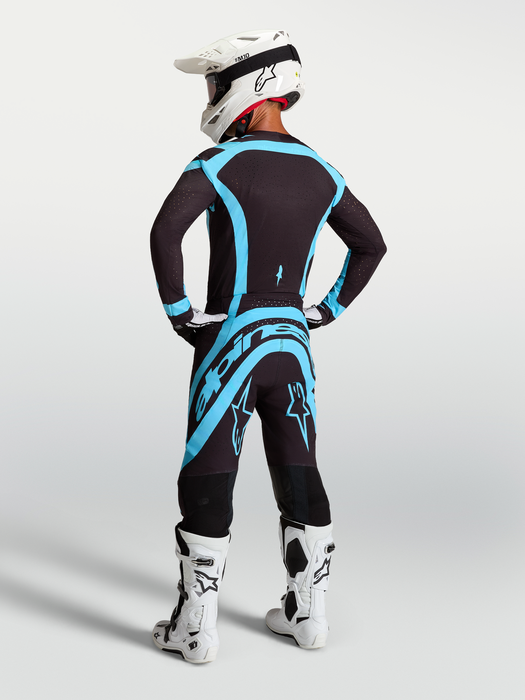 Alpinestars Supertech Vesta Hose, professionelle Motocross-Hose für Herren, Schwarz und Türkis, Rückansicht am Model.
