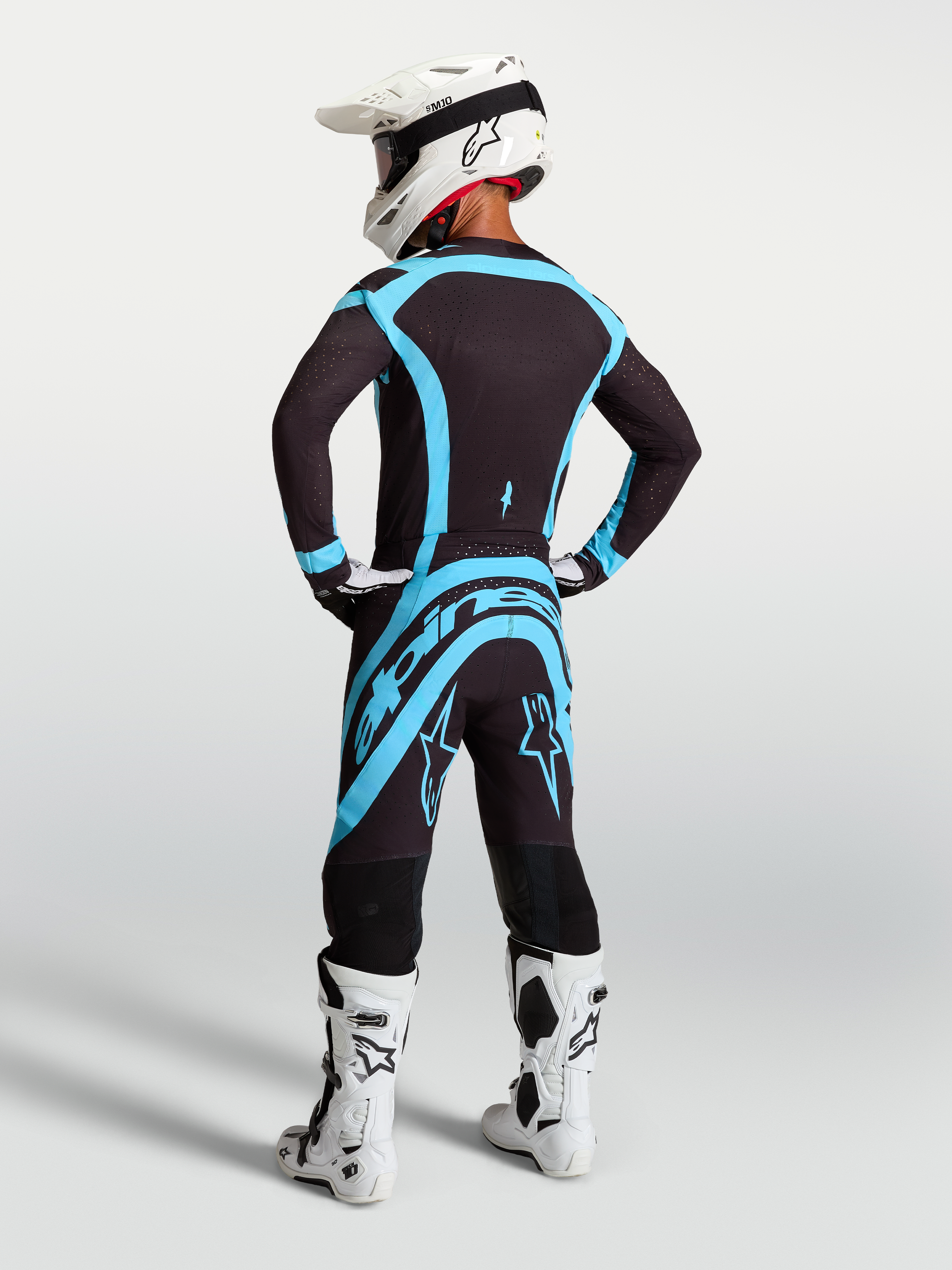 Alpinestars Supertech Vesta Hose, professionelle Motocross-Hose für Herren, Schwarz und Türkis, Rückansicht am Model.