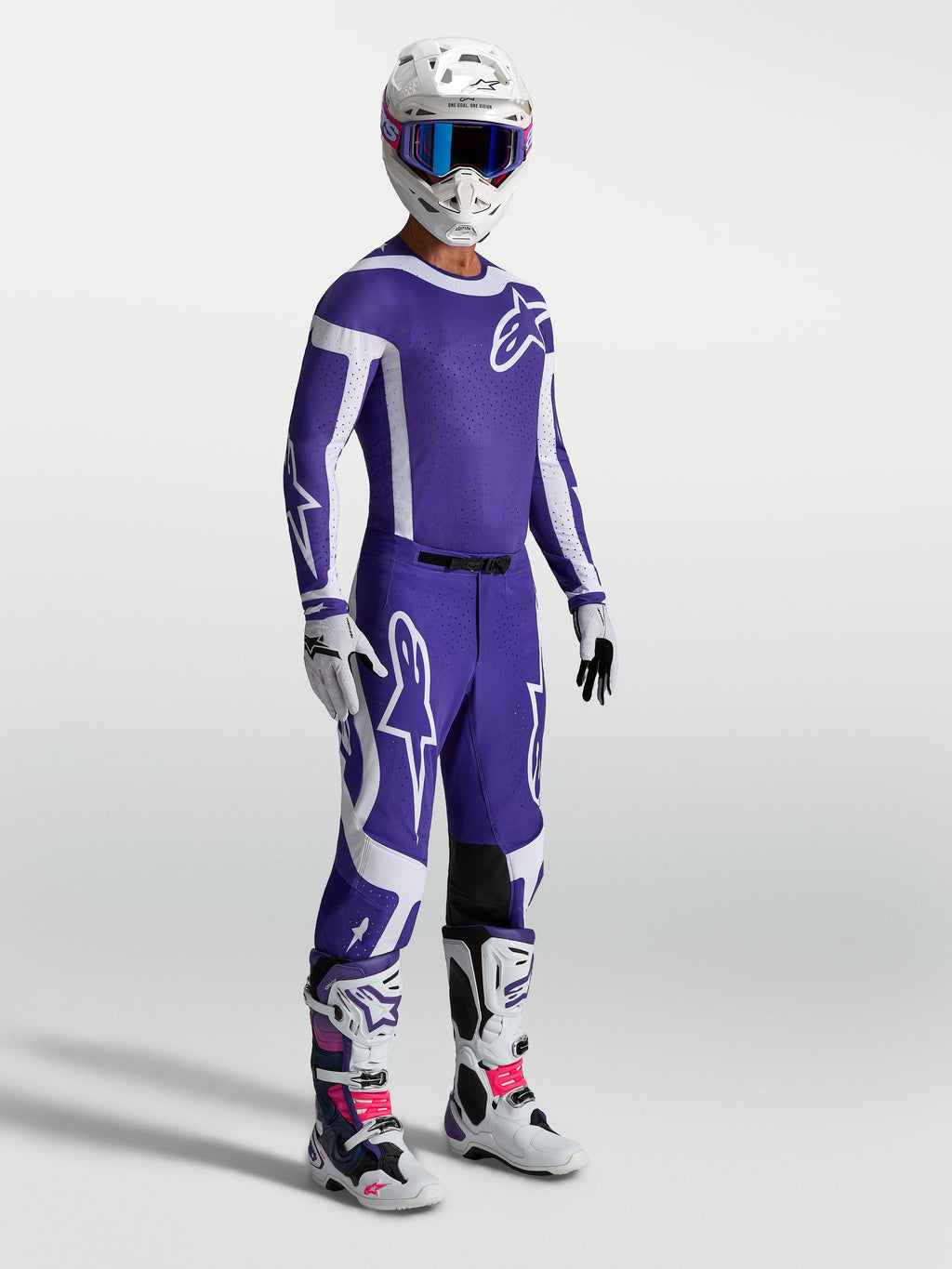Alpinestars Supertech Vesta Hose in Dunkelblau und Weiß, professionelle Motocross-Ausrüstung am Model mit passendem Rennset.