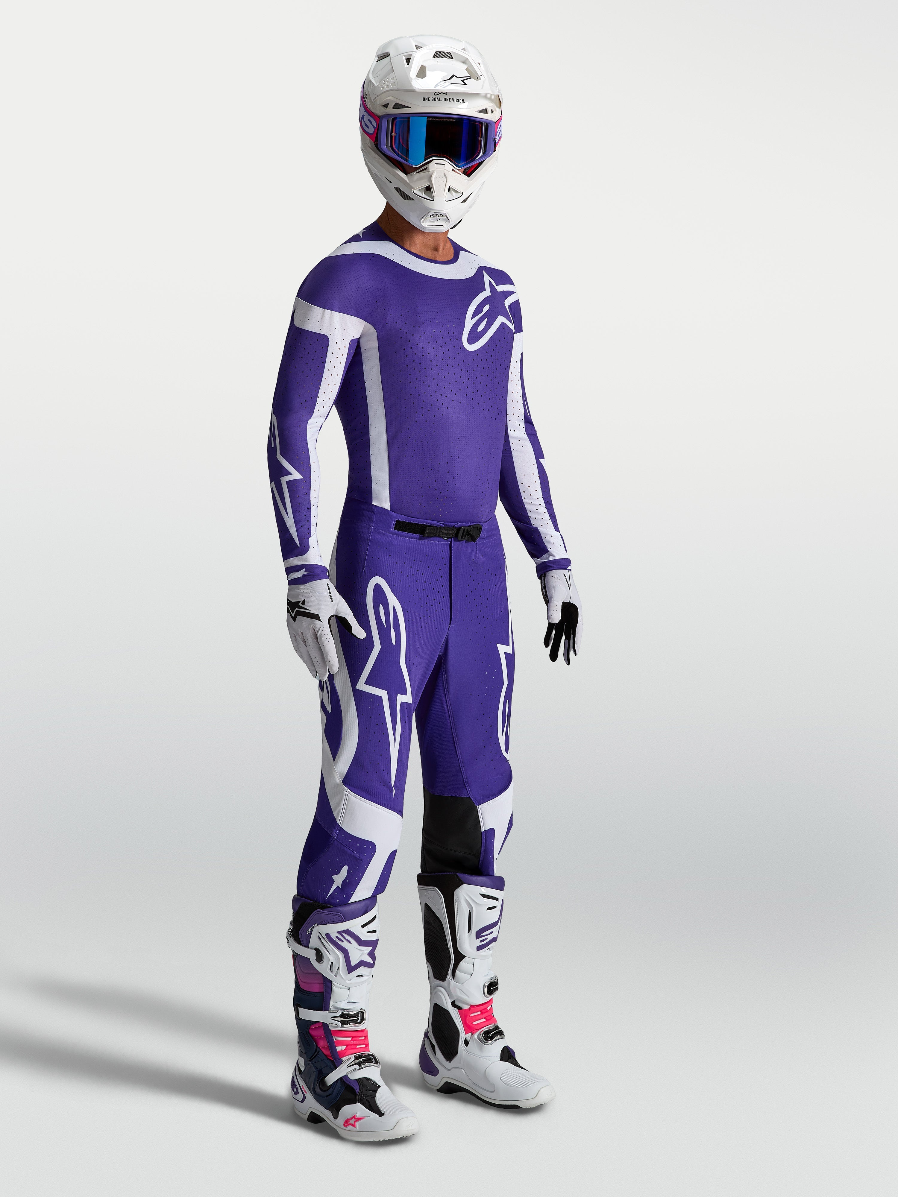 Alpinestars Supertech Vesta Hose in Dunkelblau und Weiß, professionelle Motocross-Ausrüstung am Model mit passendem Rennset.