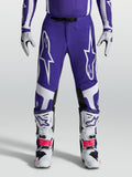 Alpinestars Supertech Vesta Hose, Motocross-Hose in Blau und Weiß, athletische Passform mit robuster Ripstop-Konstruktion, getragen mit Offroad-Stiefeln.