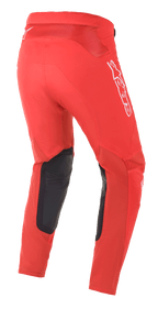 Alpinestars Supertech Blaze Hose, Motocross-Hose, Hellrot, Dreiviertel-Rückansicht mit weißen Alpinestars-Logos und schwarzen Leder-Knieverstärkungen auf der Innenseite, konzipiert für Offroad-Performance.