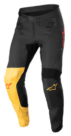 Alpinestars Supertech Blaze Hose, Motocross-Hose, Schwarz, Warmes Gelb und Fluo-Rot, mit markantem gelbem Knieeinsatz, roten Sternlogo-Akzenten, sicherem Ratschenverschluss an der Taille und verstärkten Schutzeinsätzen für Offroad-Performance.