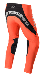 Alpinestars 2023 Supertech Risen Hose, Motocross-Hose, Hot Orange und Schwarz, Rückansicht mit markantem silbernem Branding am Gesäß, schwarzen Innenbein-Einsätzen und perforierten Belüftungszonen für den Offroad-Einsatz