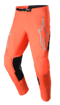 Alpinestars 2023 Supertech Risen Hose, Motocross-Hose, Hot Orange und Schwarz, mit grauem Stern-Logo am Oberschenkel, verstellbarem Schnallenverschluss, perforierten Belüftungszonen und verstärkten schwarzen Innenbein-Einsätzen.