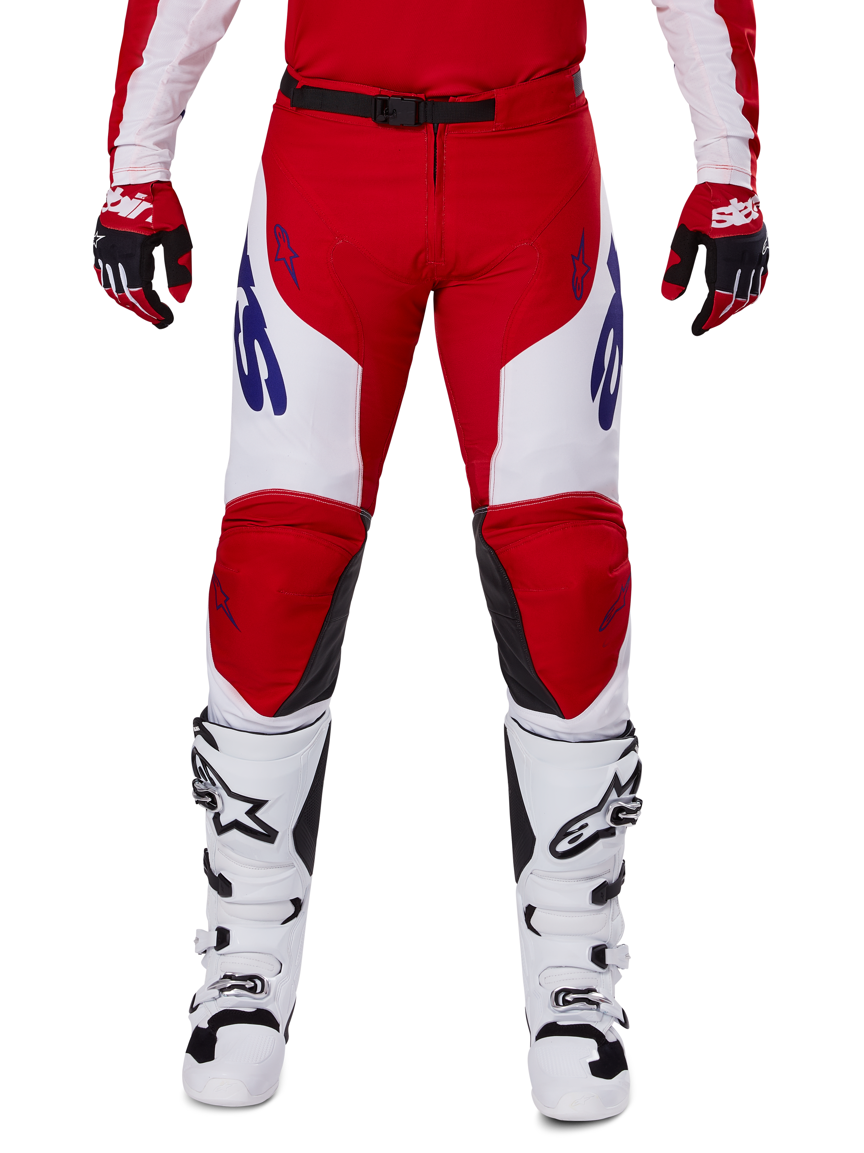 Alpinestars 2025 Racer Veil Hose, Motocross-Hose, Leuchtendes Rot und Weiß, getragen mit passenden roten Handschuhen und weißen Stiefeln, mit blauem Branding an den Oberschenkeln und einem schwarzen Taillengürtel, ergonomischer Sport-Schnitt für Performance-Fahren