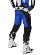 Alpinestars 2025 Racer Veil Hose, Motocross-Hose, Blau und Schwarz, Rückansicht mit großem weißem Branding auf der Sitzfläche, getragen mit passendem Trikot und weißen Stiefeln, strapazierfähiges technisches Material für den Offroad-Einsatz