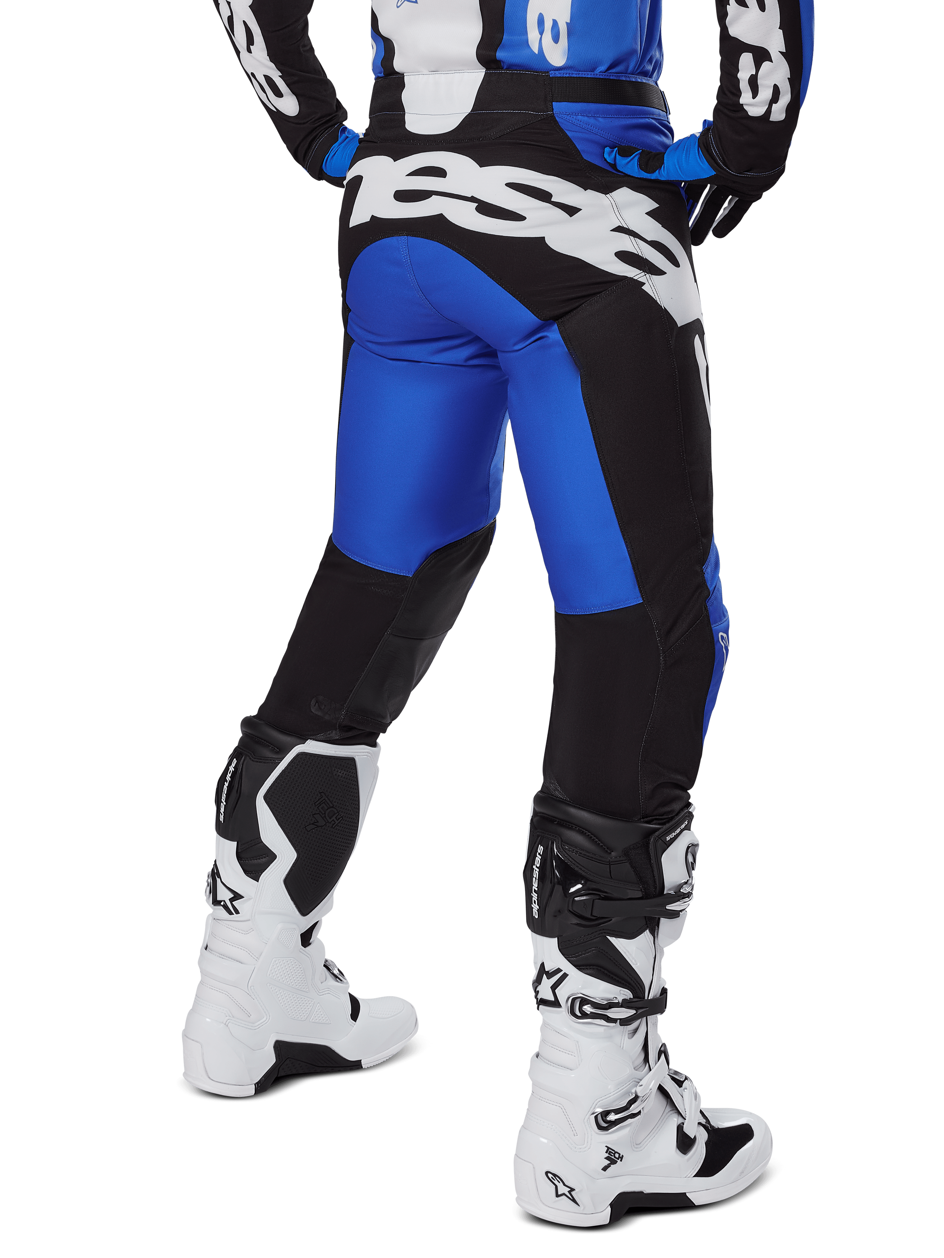Alpinestars 2025 Racer Veil Hose, Motocross-Hose, Blau und Schwarz, Rückansicht mit großem weißem Branding auf der Sitzfläche, getragen mit passendem Trikot und weißen Stiefeln, strapazierfähiges technisches Material für den Offroad-Einsatz