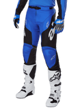 Alpinestars 2025 Racer Veil Hose, Motocross-Hose, Blau und Schwarz mit weißen grafischen Akzenten, getragen mit passendem blauem Trikot, Handschuhen und weißen Stiefeln, strapazierfähige Schutzausrüstung für Offroad-Rennen