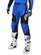 Alpinestars 2025 Racer Veil Hose, Motocross-Hose, Blau und Schwarz mit weißen grafischen Akzenten, getragen mit passendem blauem Trikot, Handschuhen und weißen Stiefeln, strapazierfähige Schutzausrüstung für Offroad-Rennen