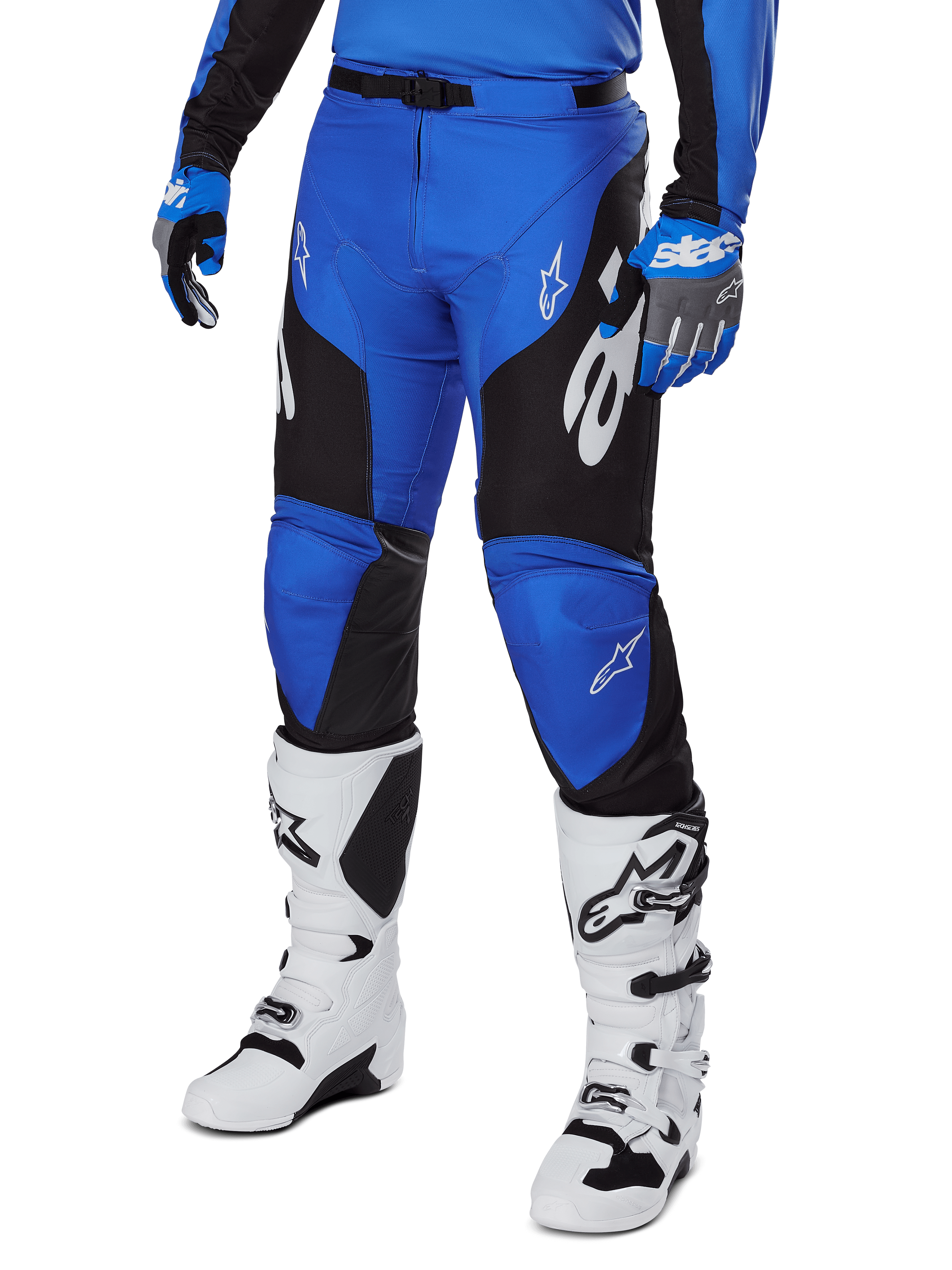Alpinestars 2025 Racer Veil Hose, Motocross-Hose, Blau und Schwarz mit weißen grafischen Akzenten, getragen mit passendem blauem Trikot, Handschuhen und weißen Stiefeln, strapazierfähige Schutzausrüstung für Offroad-Rennen