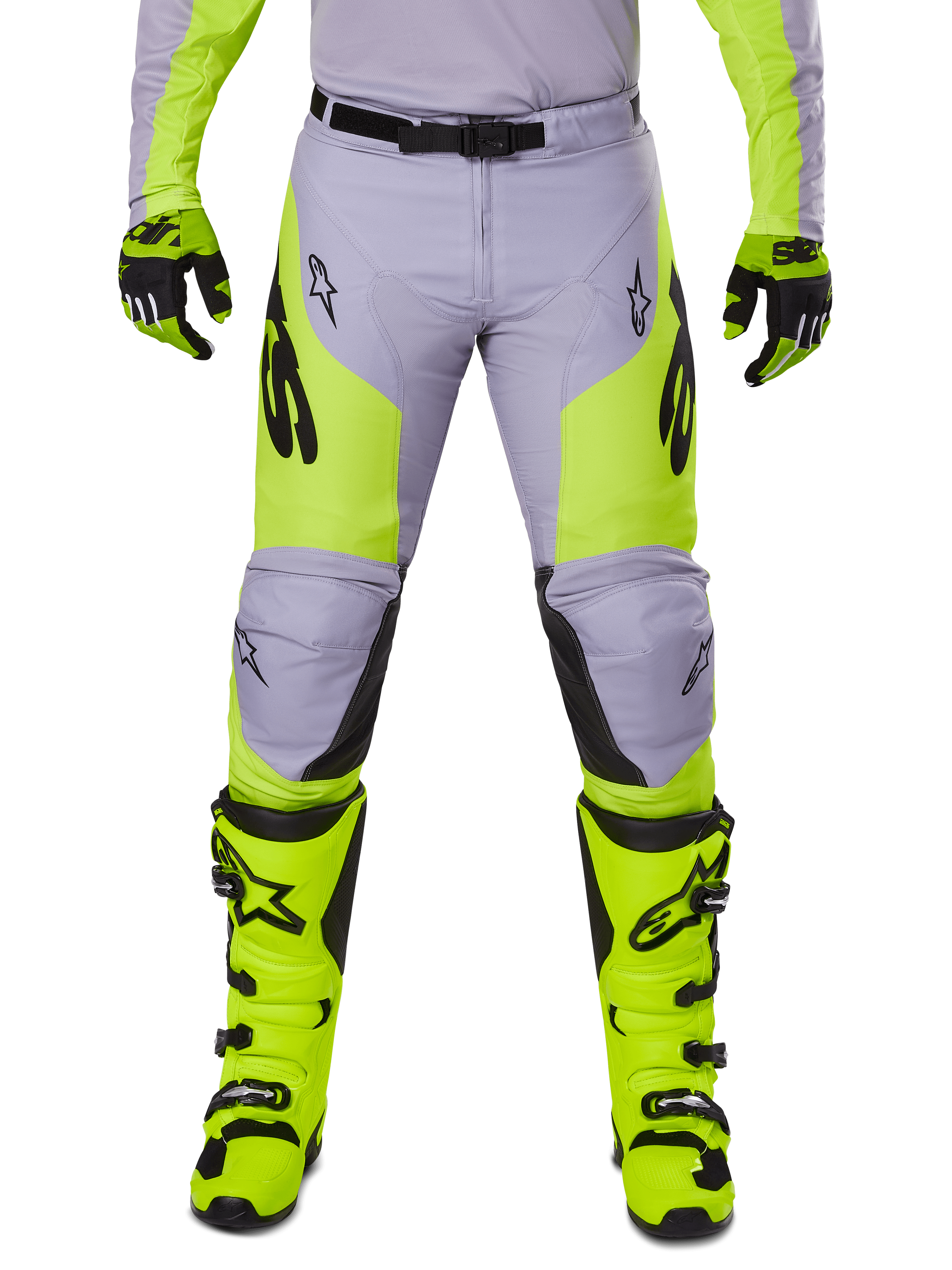Alpinestars 2025 Racer Veil Hose, Motocross-Hose, Grau und Gelb Fluo, getragen mit passenden neongelben Stiefeln und Handschuhen, mit schwarzen Alpinestars-Logos, ergonomisches Design für Offroad-Rennsport.
