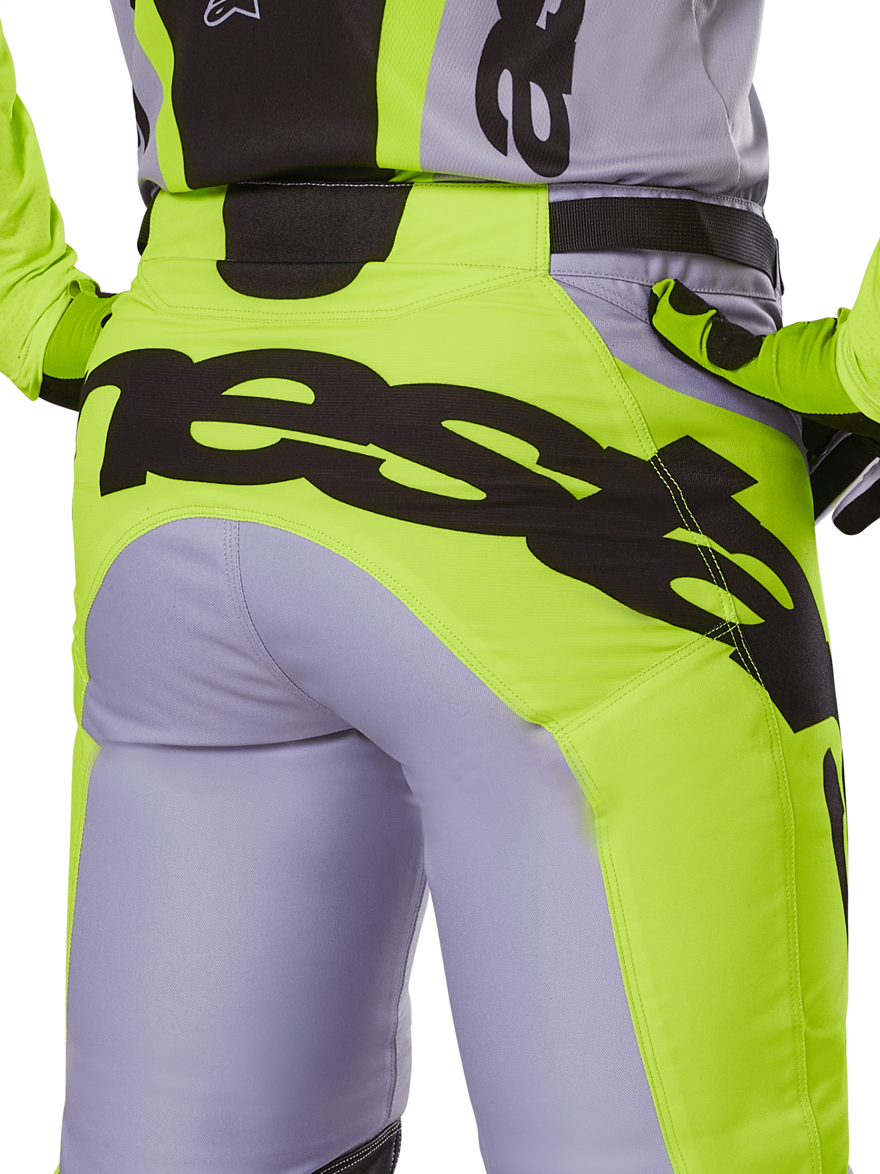 Alpinestars 2025 Racer Veil Hose, Motocross-Hose, Grau und Gelb Fluo, Rückansicht mit großem schwarzen Branding am Gesäß, getragen mit passendem Trikot und Handschuhen, technisches Offroad-Design