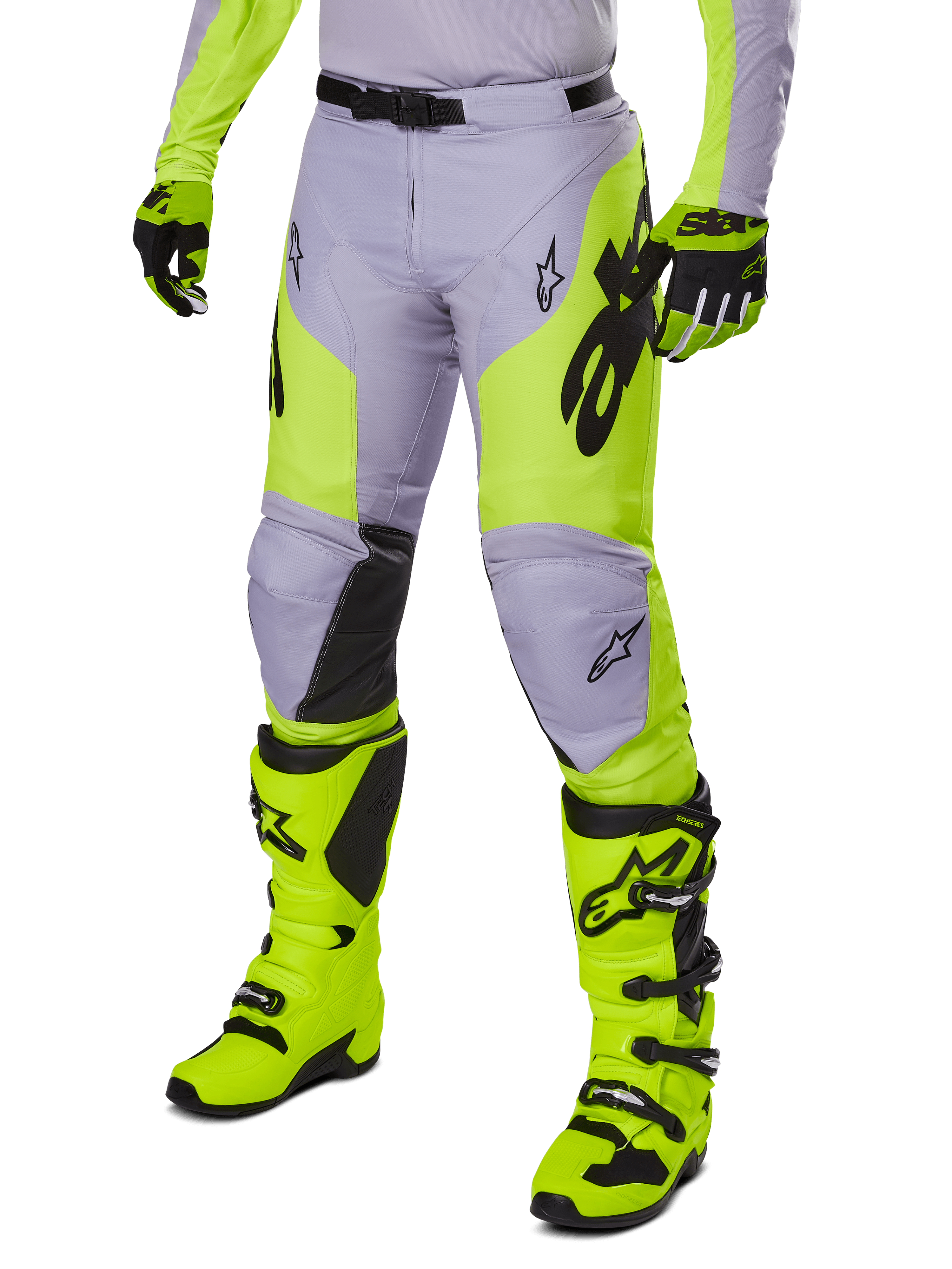 Alpinestars 2025 Racer Veil Hose, Motocross-Hose, Grau und Neongelb Fluo, mit schwarzen Stern-Logos und verstellbarem Hüftgurt, abgebildet mit passenden Motocross-Stiefeln und Handschuhen, ergonomisches Design für den Offroad-Einsatz