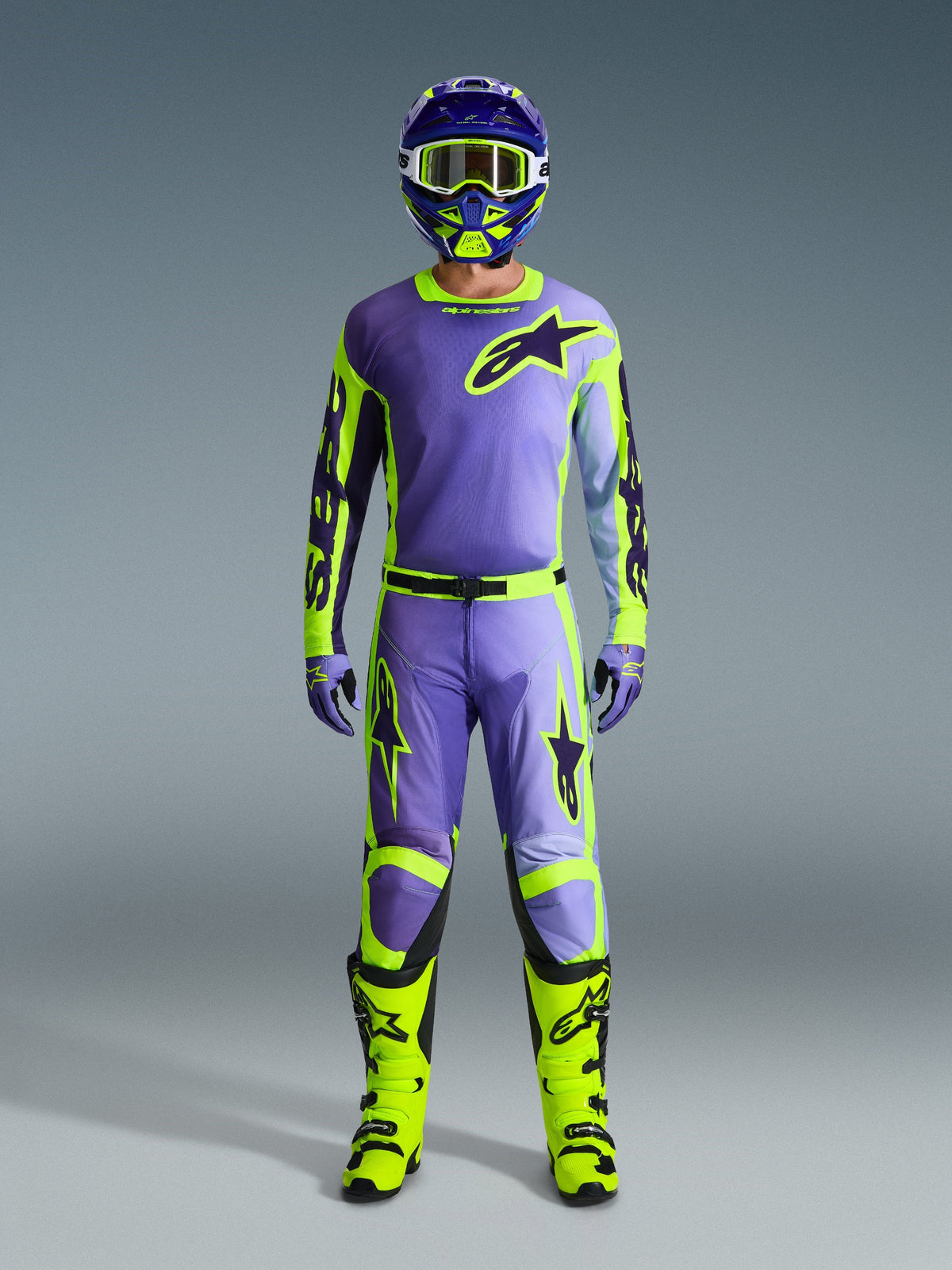 Alpinestars 2026 Racer Portl Gear Set, Motocross-Outfit, Lila und Neongelb, Komplettset mit passendem Helm, Handschuhen und Stiefeln, markantes Grafikdesign mit schwarzen Akzenten, professionelle Offroad-Rennausrüstung
