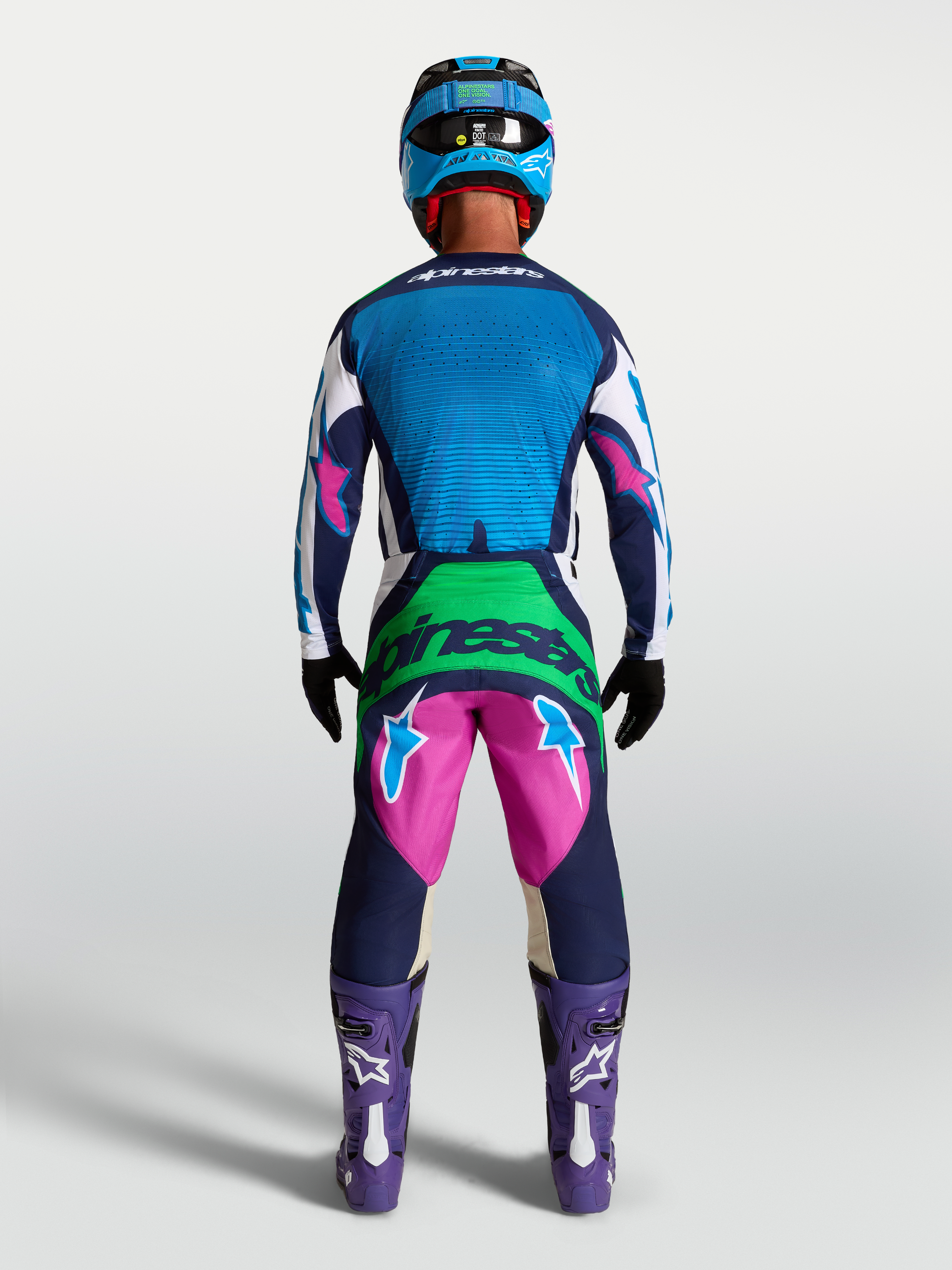 Alpinestars Techstar Maven Ausrüstungsset und Hose, Motocross-Rennoutfit für Herren, Blau und Pink, Rückansicht am Model.