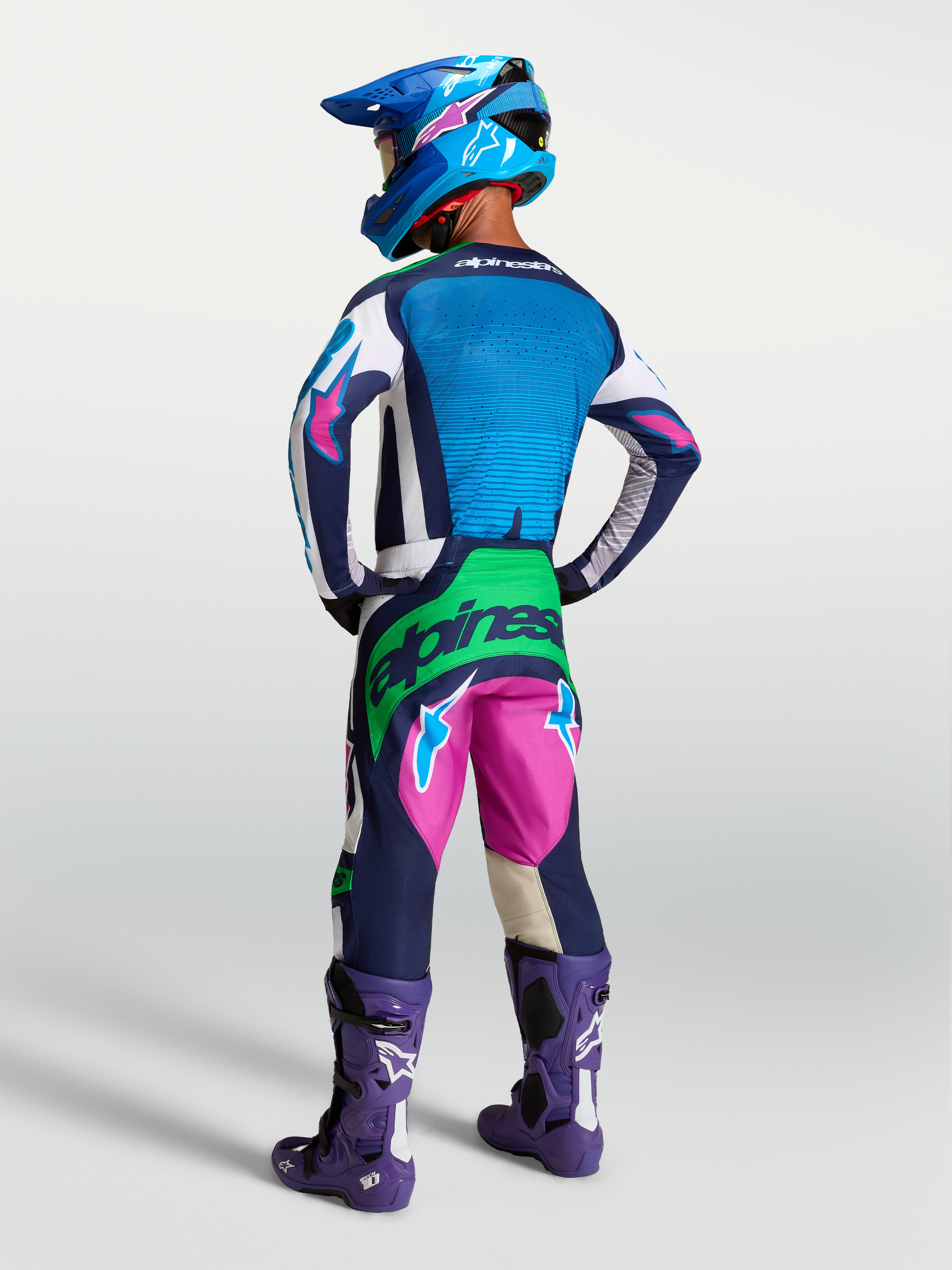 Alpinestars Techstar Maven MX Ausrüstungsset, blau-pinkes Motocross-Rennset mit neongrünen Akzenten, Rückansicht am Model.