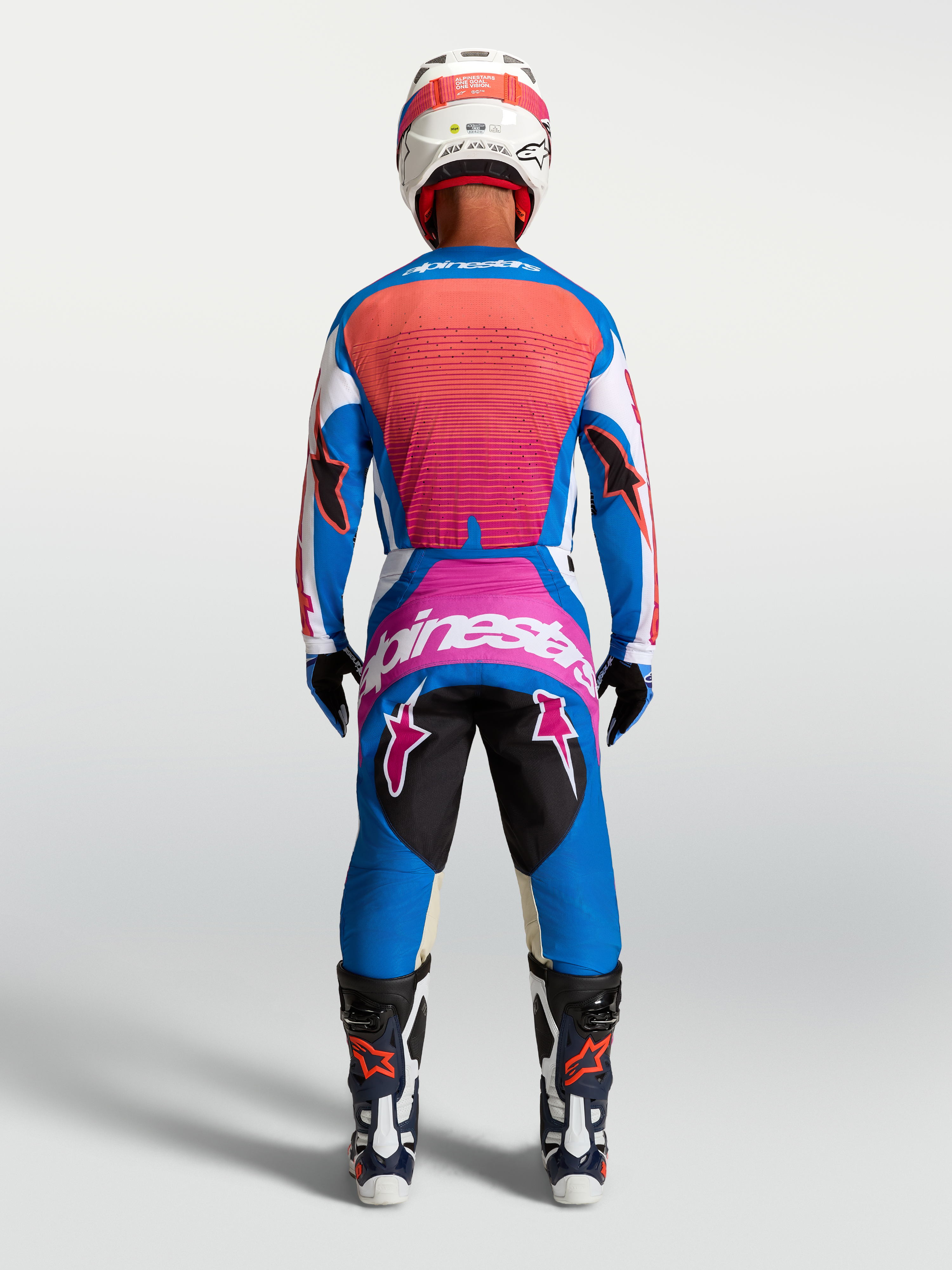 Alpinestars Techstar Maven Hose, Herren-Motocross-Hose, Blau und Hot Coral, Rückansicht in voller Rennausrüstung.