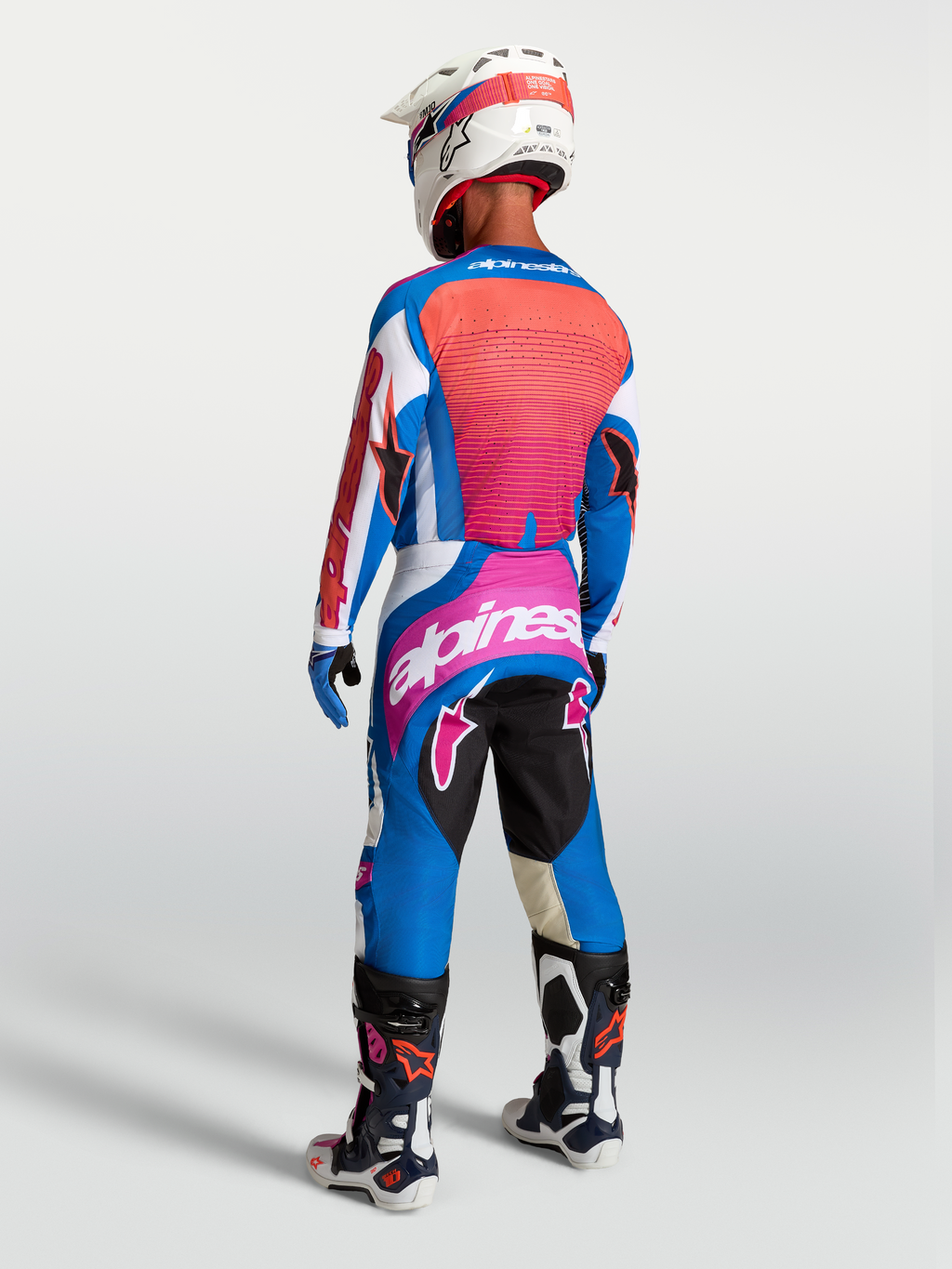 Alpinestars Techstar Maven Hose in Blau und Hot Coral, Motocross-Hose mit Rennpassform, Rückansicht am Model.