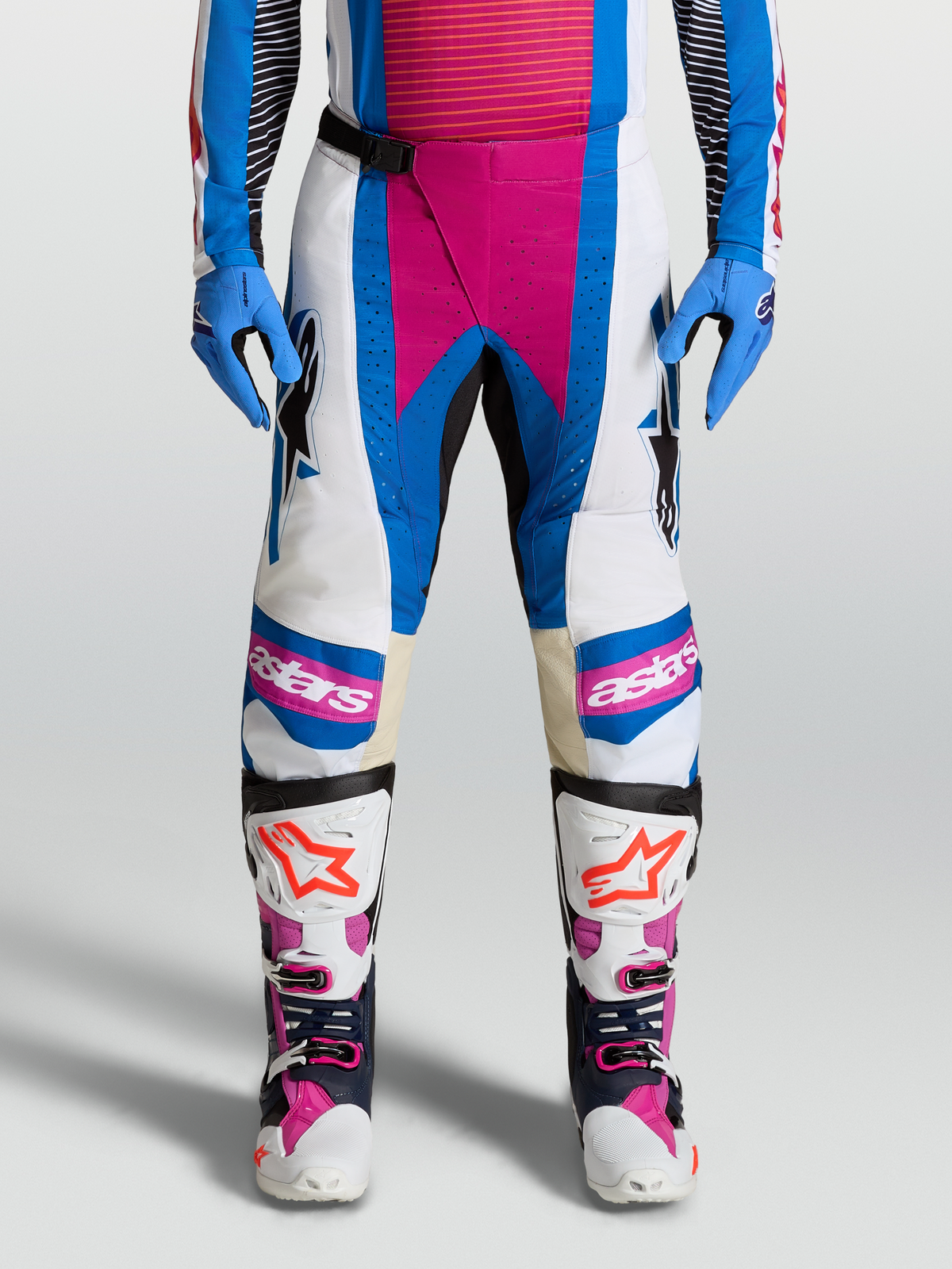 Alpinestars Techstar Maven Hose, Motocross-Hose in Weiß und Blau mit korallenfarbenen Akzenten und Leder-Knieeinsätzen.